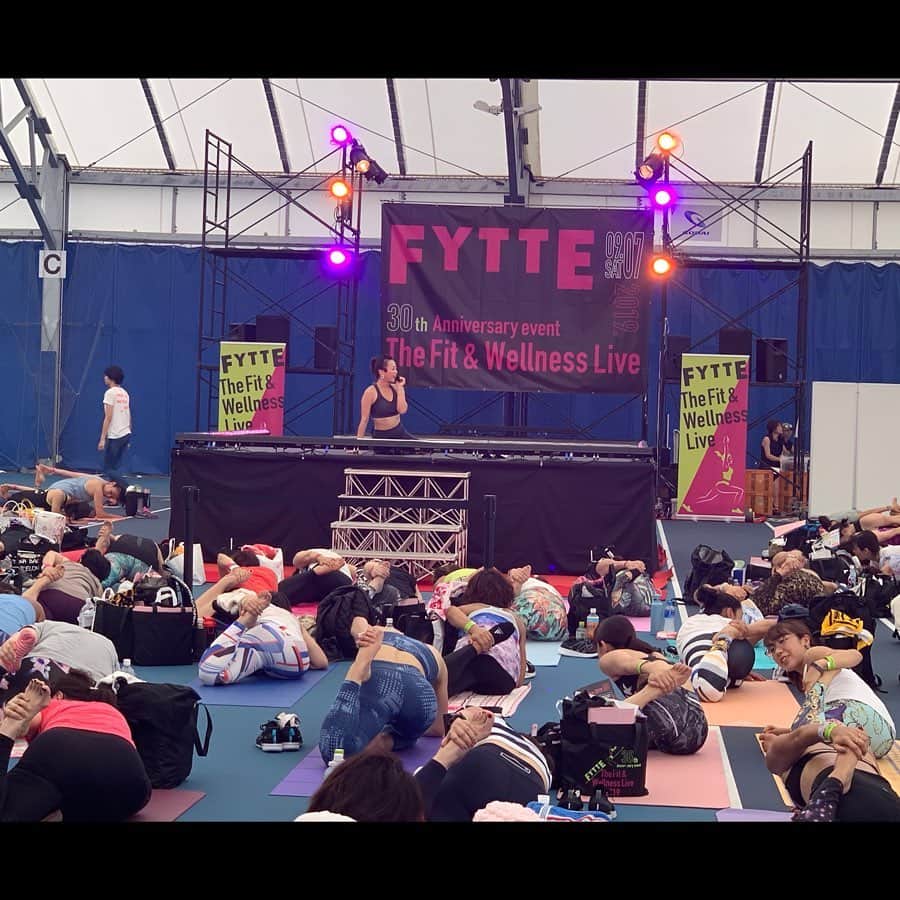 京乃ともみさんのインスタグラム写真 - (京乃ともみInstagram)「FYTTE 30th Anniversary Event ”The fit & wellness live “🧘‍♀️🤸‍♂️🏋️‍♀️🔥✨.総勢500人のパワフルでかっこいい女性たちと、エナジャイズな時間😍体液の流れを感じるほどの、ゆっくりな動きを、少しずつスピードをあげていきみんなで汗だくになりました✌️ハイタッチしにきてくれた方も嬉しかった♩ありがとうー！🤝💖. SO blessed🧡💚💙💜Thank you for sharing Incredible energy with over 500 people! The moment which deeply touched my soul like this is my whole life:). . . #令和初の本気モード #fytte #京乃ともみ」9月8日 10時09分 - tomomi_kyono