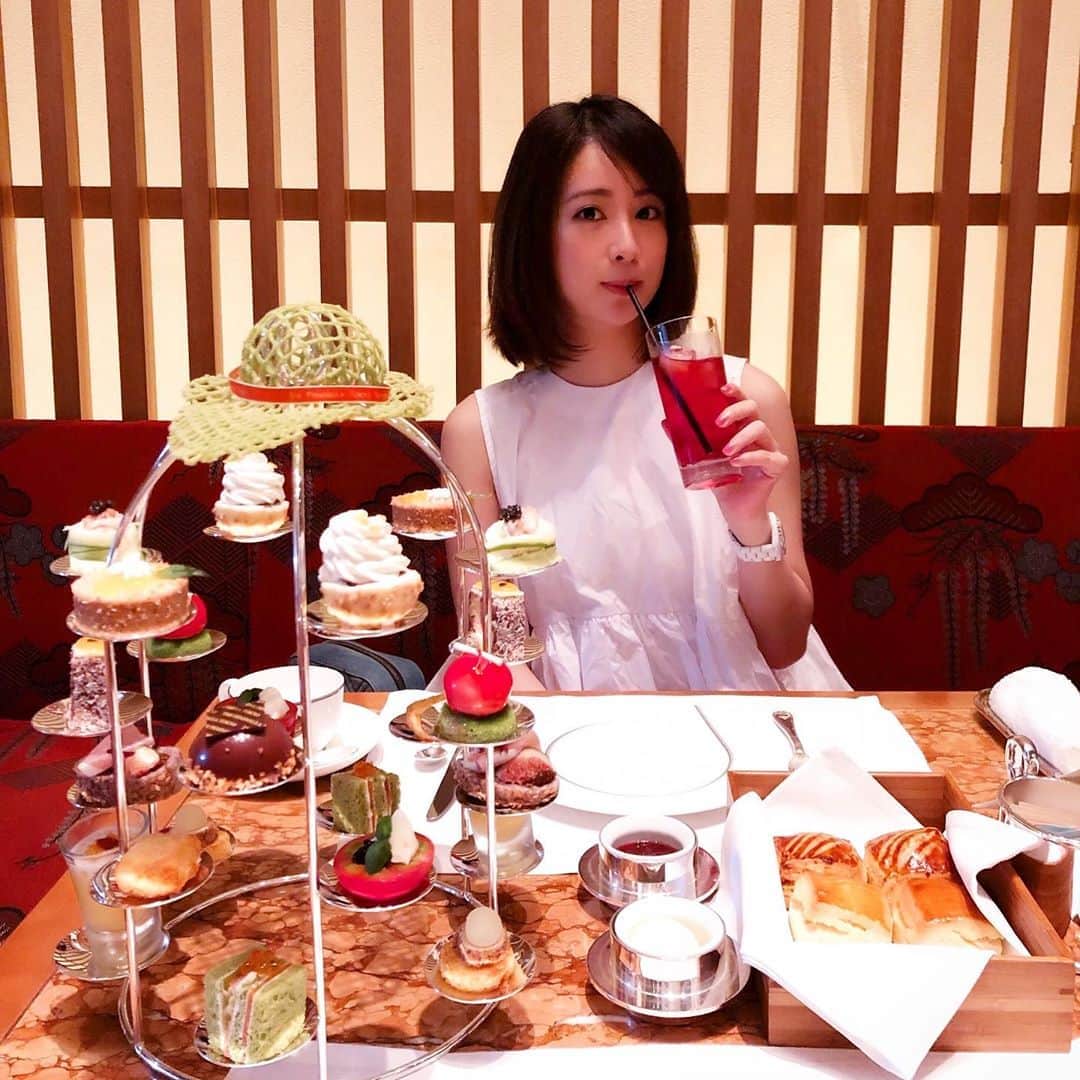 神室舞衣のインスタグラム：「お茶したよ☺︎8月の最終日。 夏限定の麦わら帽子👒にギリギリ滑り込みセーフ。 妹との初めてのお茶活でした✌️🧡 #アフタヌーンティー」