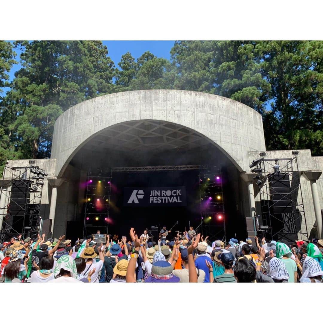 関取花さんのインスタグラム写真 - (関取花Instagram)「今日はJin Rock Festivalでした🎸雲ひとつない青空と最高なお客さんのおかげでとっても楽しく演奏できました🌞みんな凄く良い顔をしていて、本当に愛されているイベントなんだな〜とグッときました。ありがとうございました😊🌾 📸は ①ステージの様子 ②恒例のライブ終了後写真 ③Ryuさんのサングラスを奪いなぜかタバコ吸う真似をする私 ④帰りの新幹線でお米のジェラートを食べてご満悦なRyuさん #関取花 #jinrock」9月8日 15時41分 - dosukoi87