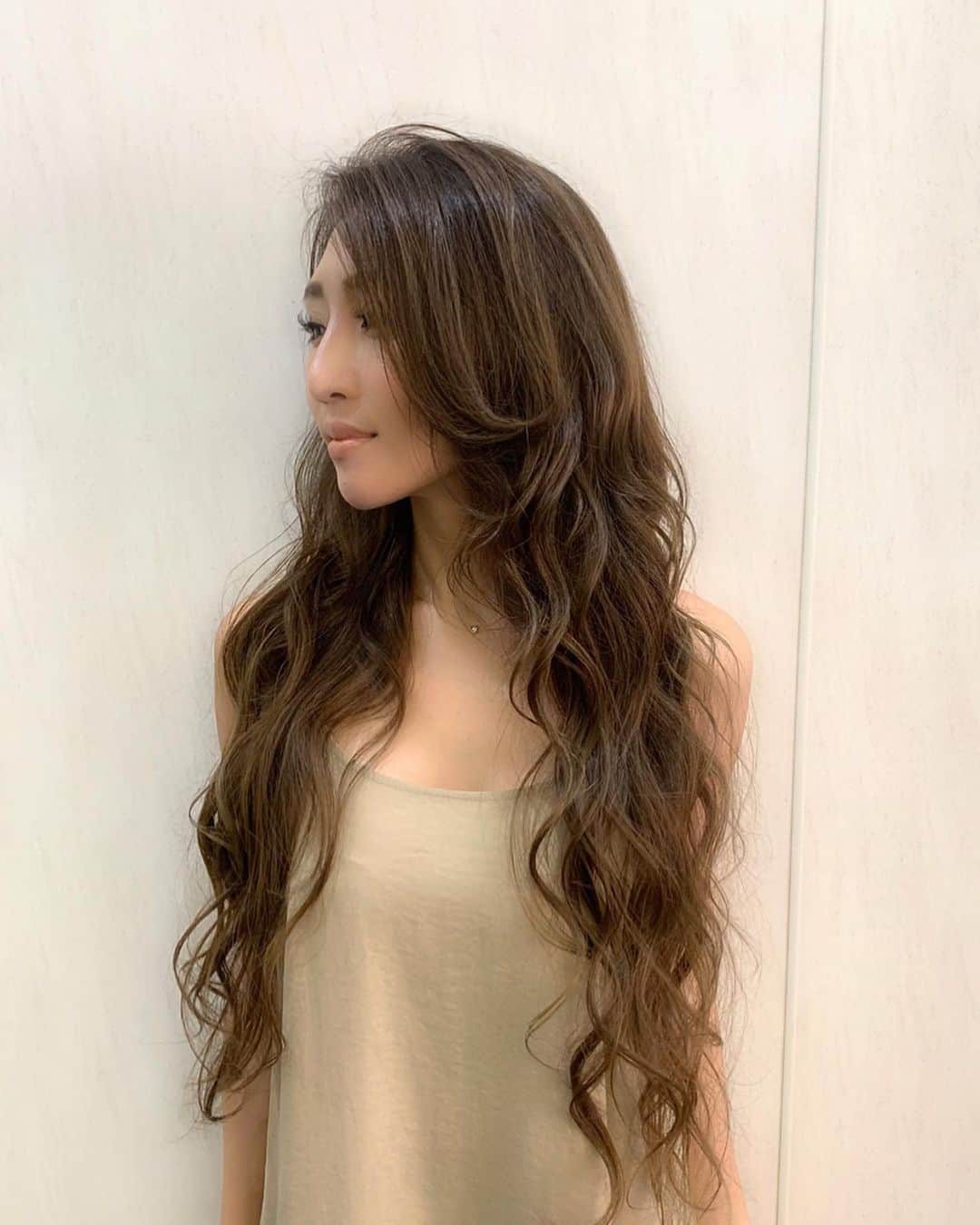 のインスタグラム：「. . ▶︎▶︎▶︎スライドしてね▶︎▶︎▶︎ . 髪暗くしたよー🙋🏻‍♀️ グレーアッシュで根元暗めにして微妙に グラデーションにしてもらった❤️❤️ 友達とかに好評で嬉しい🥰 イメチェンしたかったから嬉しい🌈🌈 . Dista保育園の溝さんもねぇねもありがとう😘💋 . . #dista #hairsalon #longhair #beauty  #treatment #momlife #haircolourchange  #グレーアッシュ #アッシュ #グラデーション #ディスタ #松戸 #ヘアーサロン #子連れok  #自毛 #スーパーロングヘア #ロングヘア #ママでも綺麗に #女の子ママ #アラフォー」