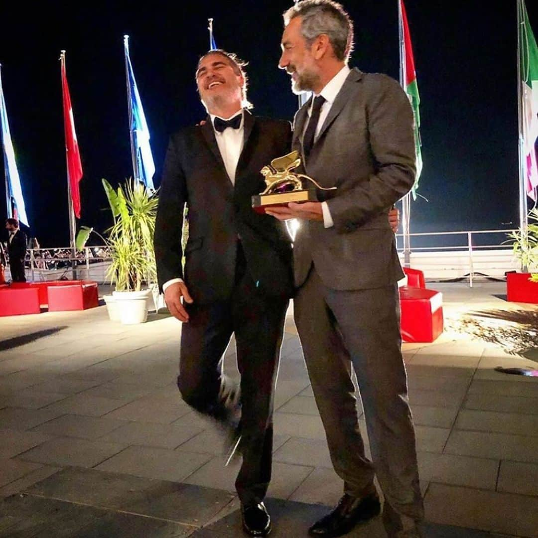 Warner Bros. Picturesさんのインスタグラム写真 - (Warner Bros. PicturesInstagram)「Regram from @toddphillips1: What a magical night in a magical city at a magical film festival. Thank you Venice!! #joker #venezia76 #goldenlion」9月8日 10時24分 - wbpictures