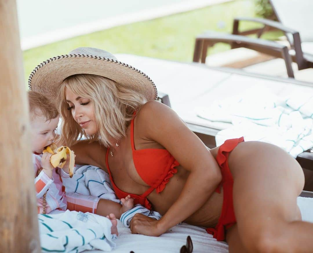 Cara Van Brocklinさんのインスタグラム写真 - (Cara Van BrocklinInstagram)「Echo’s favorite thing to do is simply sit by the pool and eat....she is most definitely my daughter 🤷🏼‍♀️😂!」9月8日 10時26分 - caraloren