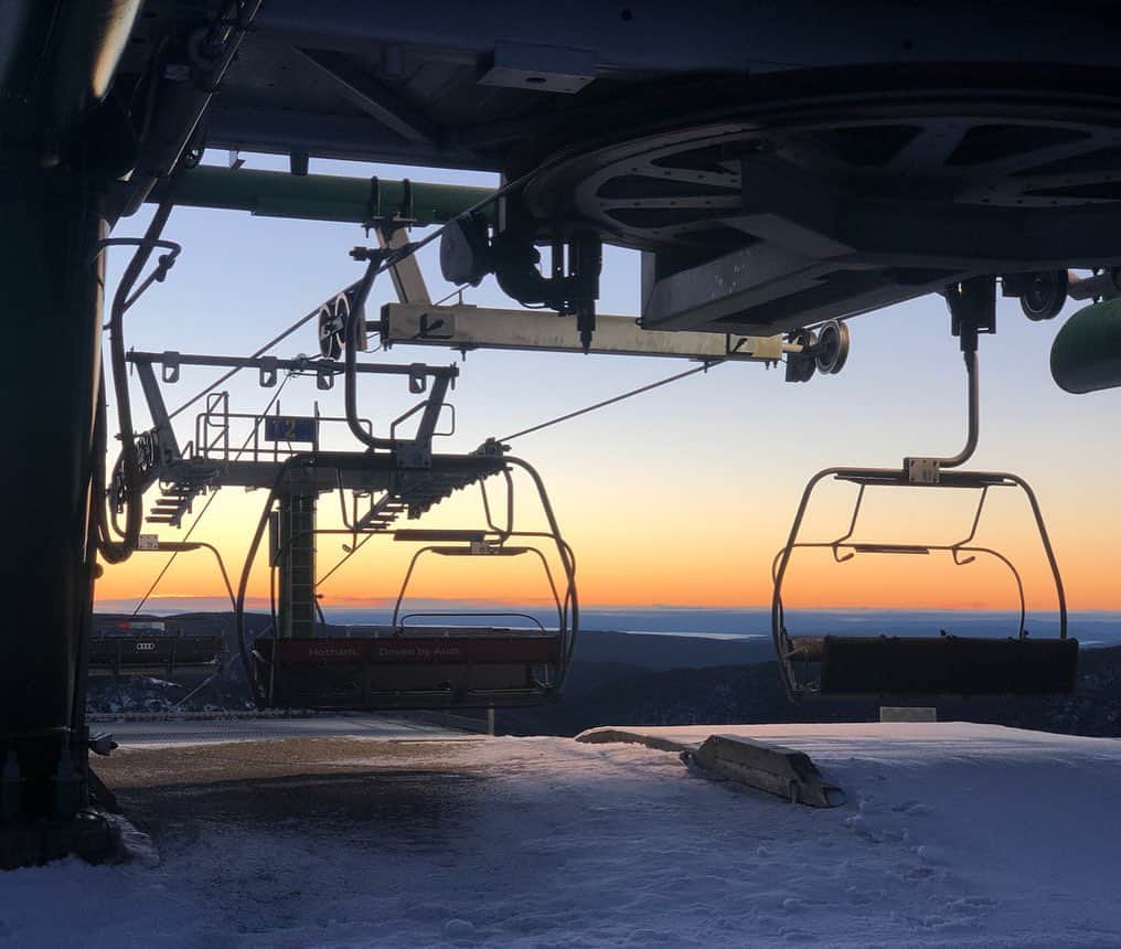 広野あさみのインスタグラム：「Thank you 🙏@mt.hotham.resort  2週間のJAPANチームのオーストラリア合宿が終了しました。 大会は最高で8位でした。  この合宿でクロスの基本を一から教えてもらえることが出来たので、自己流だった滑りから大分良くなりました。 今まではどんだけ高く飛べるかだったのが、どんだけ低く抵抗少なく飛ぶかということに 違和感を感じました笑  でもなにもかもが新鮮で 初心に戻った気分で楽しいです^_^  スロープの時いつもジャンプでトレインさせてもらっていた けいじさんともまたこうして 違った形でトレイン出来て嬉しいです。  今回もwi-fiを提供してくださった @globalwifi_official さん ありがとうございました！！^_^  #gobeyonder #グローバルwi-fi」