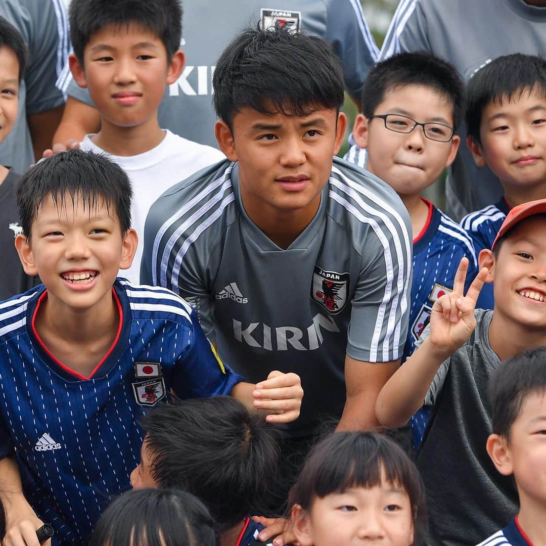 ゲキサカさんのインスタグラム写真 - (ゲキサカInstagram)「ヤンゴンで54年ぶり代表戦、森保Jが日本人学校の子どもたちと記念撮影&ハイタッチ会  #日本代表 #daihyo #samuraiblue #🇯🇵 #japan #森保ジャパン #jfa #soccer #football #サッカー #⚽️ #gekisaka #ゲキサカ ©︎KaoruWATANABE」9月8日 10時26分 - gekisaka