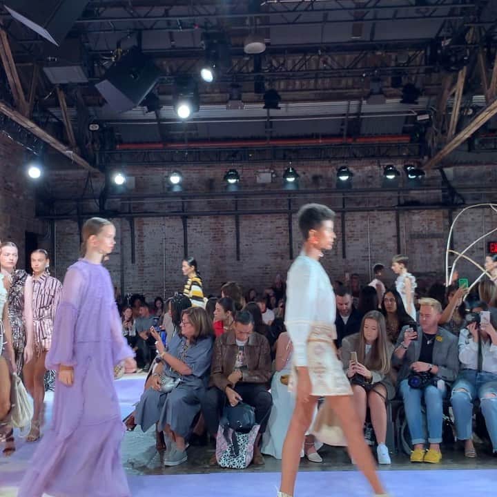 大塚良子のインスタグラム：「ulla johnson 2020 SS 旅をしたくなる素敵なコレクションは 柔らかいだけじゃなく強さもあってエレガント 多国籍な情緒あふれるオリジナルプリントも毎シーズン素晴らしくて袖を通したくなるものばかり。 #nyfw #ullajohnson #springsummer」