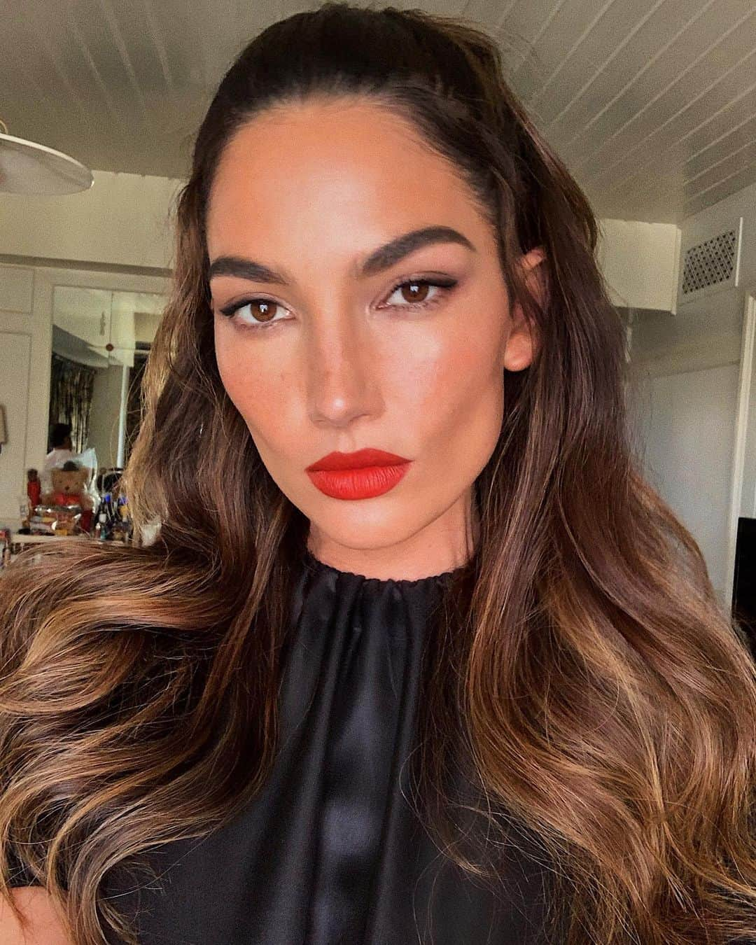 Hung Vanngoさんのインスタグラム写真 - (Hung VanngoInstagram)「@lilyaldridge look 1 or 2? 😛 We had 10 minutes to change look 2 to 1 tonight 😂. 👗 @emmajademorrison 💇 @harryjoshprotools 💄 @hungvanngo (Lip color on look one is @limecrimemakeup Lip Blaze Cream Liquid Lipstick in FERN and ok look 2 is @moicosmetics matte lipstick in Beautiful Liar)」9月8日 10時46分 - hungvanngo