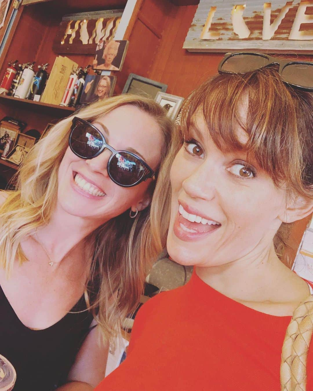 エミリー・スワローさんのインスタグラム写真 - (エミリー・スワローInstagram)「This beauty in her sunnies made my LA trip even sunnier! ❤️❤️❤️ Now we’ve just got to come up with our plan for SPNFam’s Got Talent, cause I’m still astounded by what we saw in Melbourne at #ahbl!!!@amygumenick #spnfamily #youngmaryandamaragoshopping #montanaave #butseriouslyyouguysletshaveatalentshow #wellalwayshavecompressionsocks #spnfamily」9月8日 10時47分 - bigeswallz