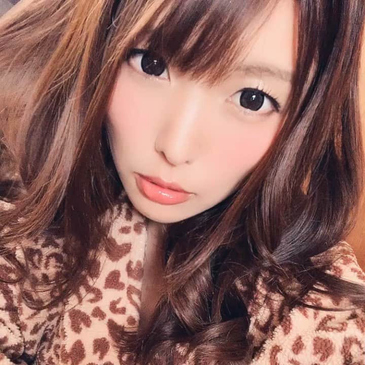 新村あかりのインスタグラム：「ある日の撮影の待ち時間。 髪巻き巻きだな〜」
