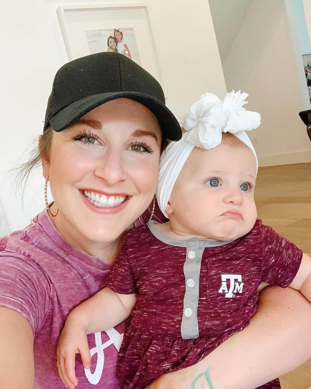 カーリー・パターソンのインスタグラム：「How Emmaline feels about that loss😒 Also postpartum baby hairs are supes cute👌🏼」