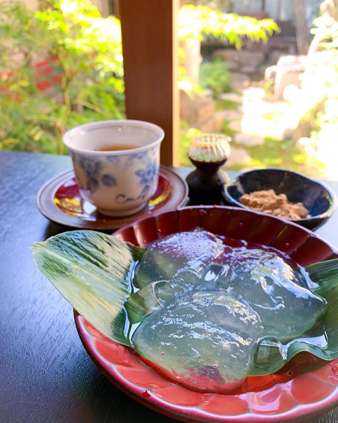 照井和希さんのインスタグラム写真 - (照井和希Instagram)「奈良旅行✈️ ． ． ホテルから近かった 寧楽菓子司 中西与三郎 で #葛餅 食べました。口の中でとろとろ〜って 溶けていく感じたまらん🥺🙏🏾💕💕 私きな粉めっちゃすき。笑 ハマってます。 ． ． #奈良 #奈良旅行 #カフェ #奈良カフェ #近鉄奈良カフェ #奈良公園 #カフェ巡り #関西 #タビジョ #女子旅 #旅行 #旅行レポ #食レポ #葛餅 #和菓子 #わらび餅 #和菓子カフェ #寧楽菓子司中西与三郎」9月8日 11時04分 - kazu24ki