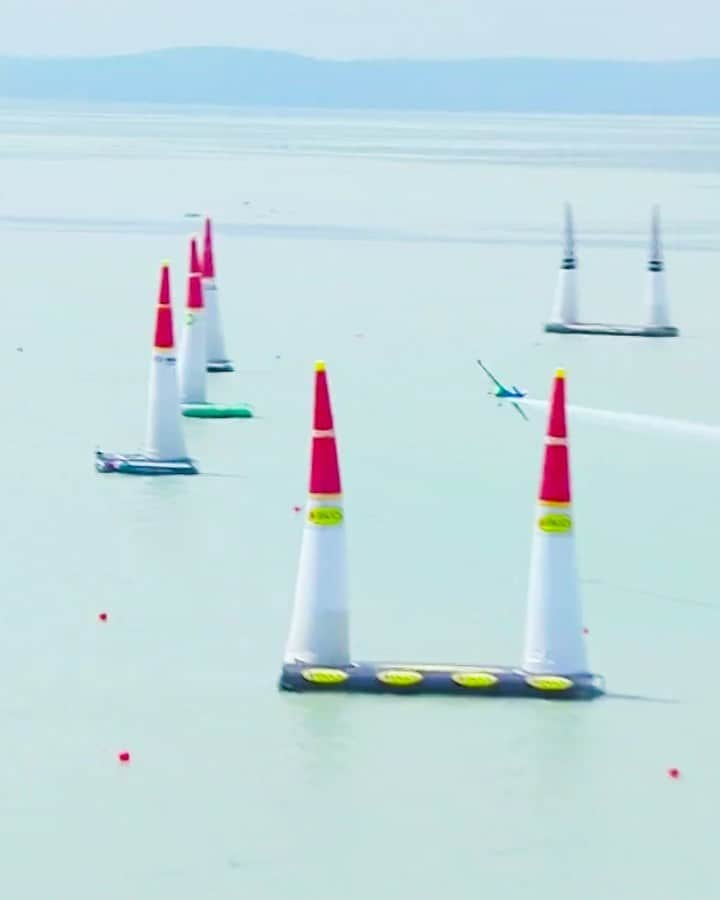 のインスタグラム：「✈️14 pilots 🖐5 contenders battling it out for the title 🏁1 season finale - tune in LIVE to Red Bull TV to watch it all unfold! . @redbullairrace #redbull #givesyouwings #redbullairrace #pilotlife #aviation #race #chiba #japan」