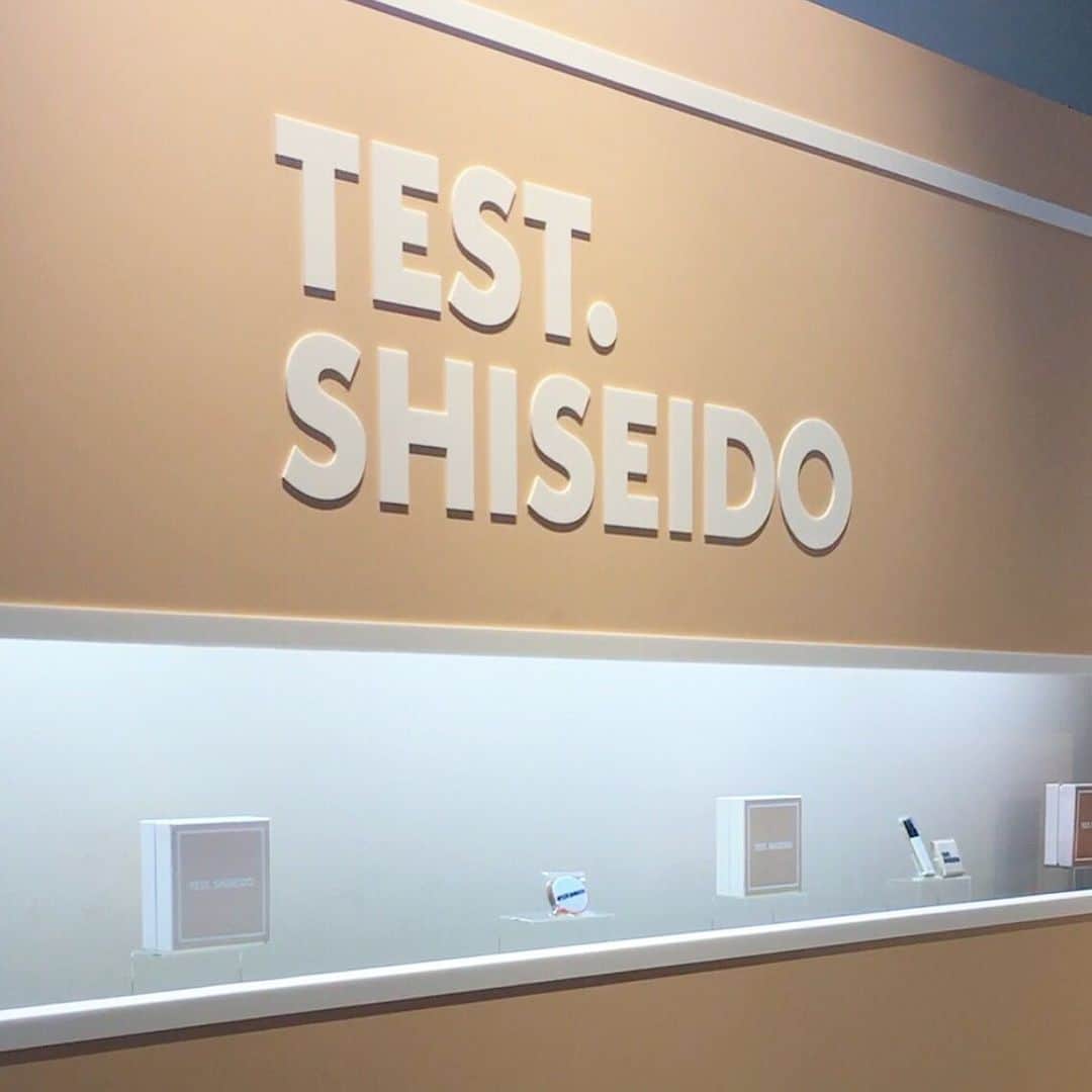 Momoさんのインスタグラム写真 - (MomoInstagram)「#TESTshiseido 🖤 ㅤㅤㅤㅤㅤㅤㅤㅤㅤㅤ 資生堂にしてはなんだかちょっとカジュアルな雰囲気が好き✨ 新しいファンデのポップアップイベント！ ㅤㅤㅤㅤㅤㅤㅤㅤㅤㅤ #このファンデーションにあなたは何点つけますか に答えると貰えるギフトBOXもかわいいの🎁 ベルトコンベアで運ばれてくる中から自分な好きなBOXを...💓 ㅤㅤㅤㅤㅤㅤㅤㅤㅤㅤ #testshiseido #shiseidoginzatokyo #synchroskin #pr #shiseido #shiseidomakeup #資生堂 #シンクロスキン  #ファンデーション #リキッドファンデーション」9月8日 11時02分 - m_o_m_o_e