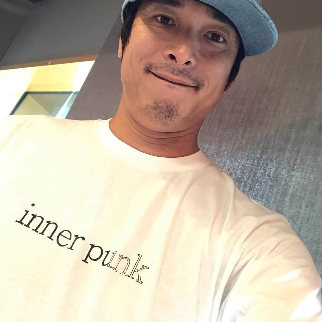 井手大介のインスタグラム：「インナーパンクTシャツ作ったぜ！#fivenewold ヒロシさんも喜んでくれて嬉しいぜ！#自作プリント #silkscreen」
