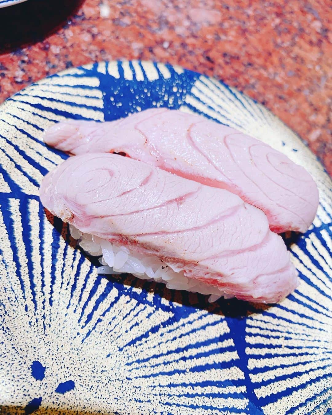 桜花由美さんのインスタグラム写真 - (桜花由美Instagram)「ラッキーピエロのチャイニーズチキンバーガー食べたよ。  函館名物。  美味しかった♪  前日TSUBAKIさんで、回転寿司 根室花まる キラリス函館店さんの店員さんにお会いしたので、ポスターをお願いしに行ってきました！  はなまるは札幌にもある。 札幌店は激混みで1時かをぐらい待った記憶が…  並んでも美味しい回転寿司。  函館にしかないお寿司とかある。  もっといっぱい食べたかったけど、 食べられず。  また行ったら食べる！ ‪#wavepro ‬ ‪#女子プロレスラー ‬ ‪#プロレス ‬ ‪#プロレスラー ‬ ‪#女子プロレス‬ ‪#prowrestling‬ ‪#プロレスリングwave‬ ‪#株式会社zabun #波ヲタ #札幌  #ススキノマルスジム  #北海道 #函館  #函館市 #北海道 #函館総合卸センター流通ホール  #函館総合卸センター #ラッキーピエロ  #ラッキーピエロ🍔  #寿司  #回転寿司  #回転寿司根室花まる」9月8日 11時07分 - ohkayumi