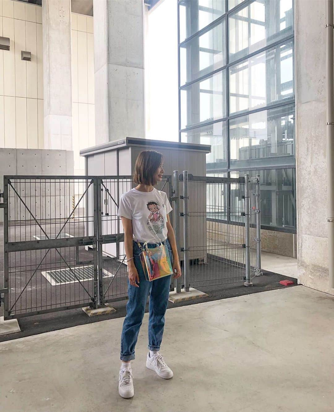 朝日奈央さんのインスタグラム写真 - (朝日奈央Instagram)「#あさひ私服 T-shirt ▷@bonjour_girl_official  denim ▷@bershkacollection  bag ▷@zara  sneaker▷@nike BettyちゃんのT-shirtかわいすぎる🧚🏻‍♂️ ・ ・ #cordinate#コーデ#コーディネート #fashion#ファッション#私服#私服コーデ」9月8日 11時17分 - pop_step_asahi