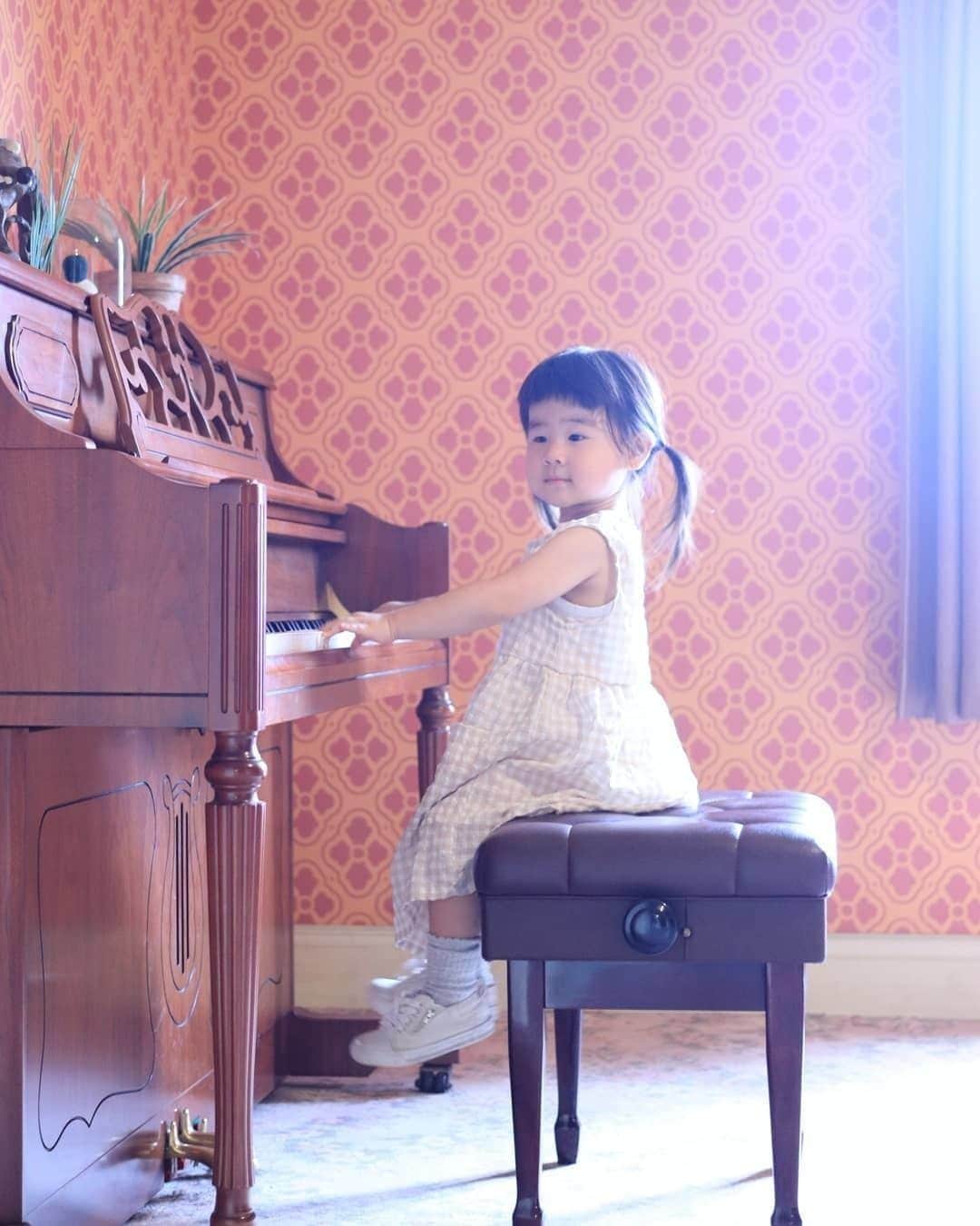 Canon EOS Kiss公式［with Kiss］さんのインスタグラム写真 - (Canon EOS Kiss公式［with Kiss］Instagram)「.@aoitoauhi さんからの一枚。⠀ 「ピアノほんとに弾いてるみたい（笑）⠀ 姿勢がよくてどこぞのお嬢様みたい（笑）ただの田舎っ子だけど笑😂😂」⠀ .⠀ ★Kissユーザーの皆さんの写真をご紹介！⠀ .⠀ キヤノンEOS Kissで撮られた写真に⠀ 「 #Kissカメラ 」をつけて投稿いただいた⠀ 皆さまの写真をご紹介します。⠀⠀ .⠀⠀ #eoskiss シリーズの大人気ミラーレスカメラ⠀ 「EOS Kiss M」好評発売中！⠀ .⠀ さらに一眼レフKissの最新モデル⠀ 「EOS Kiss X10」も仲間入り！⠀ .⠀ どちらも充実機能と軽量コンパクトなボディーで、⠀ 快適な撮影を楽しめます。⠀⠀ .⠀⠀ #EOSKissM #EOSKissX10 の詳細は、⠀ 本アカウントのプロフィール（ @with.kiss ）のURLから。⠀⠀ .⠀⠀ #EOSKissM #EOSKissX10 #KissisMyLife #eoskiss #withkiss #キヤノン #canon #eos #kissカメラ #育児 #子育て #親ばか #こども #子供 #写真」9月8日 11時30分 - with.kiss