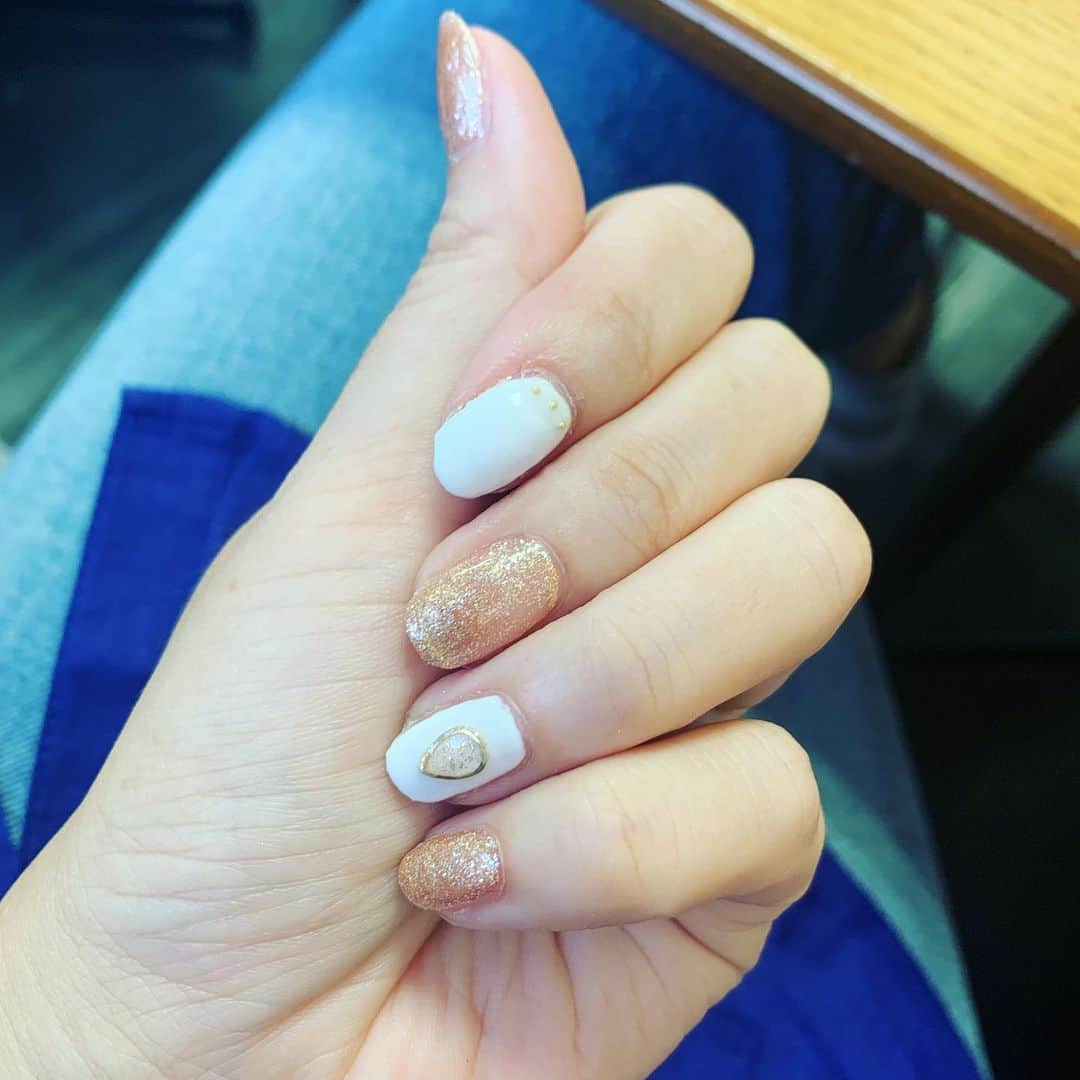 川嵜美佳のインスタグラム：「#selfgelnail #jellynail  工事のお留守番の合間に。  #selfnail スキル発展途上につき、 もちは平均1週間。  それでもだいぶ経済的^^ かつ手慣れてきてスピードもUP↑ デザインも、色々チャレンジ。  今日は…キラキラしたかった気分w  #セルフジェルネイル #セルフネイル #castingvoice #casting が本業」
