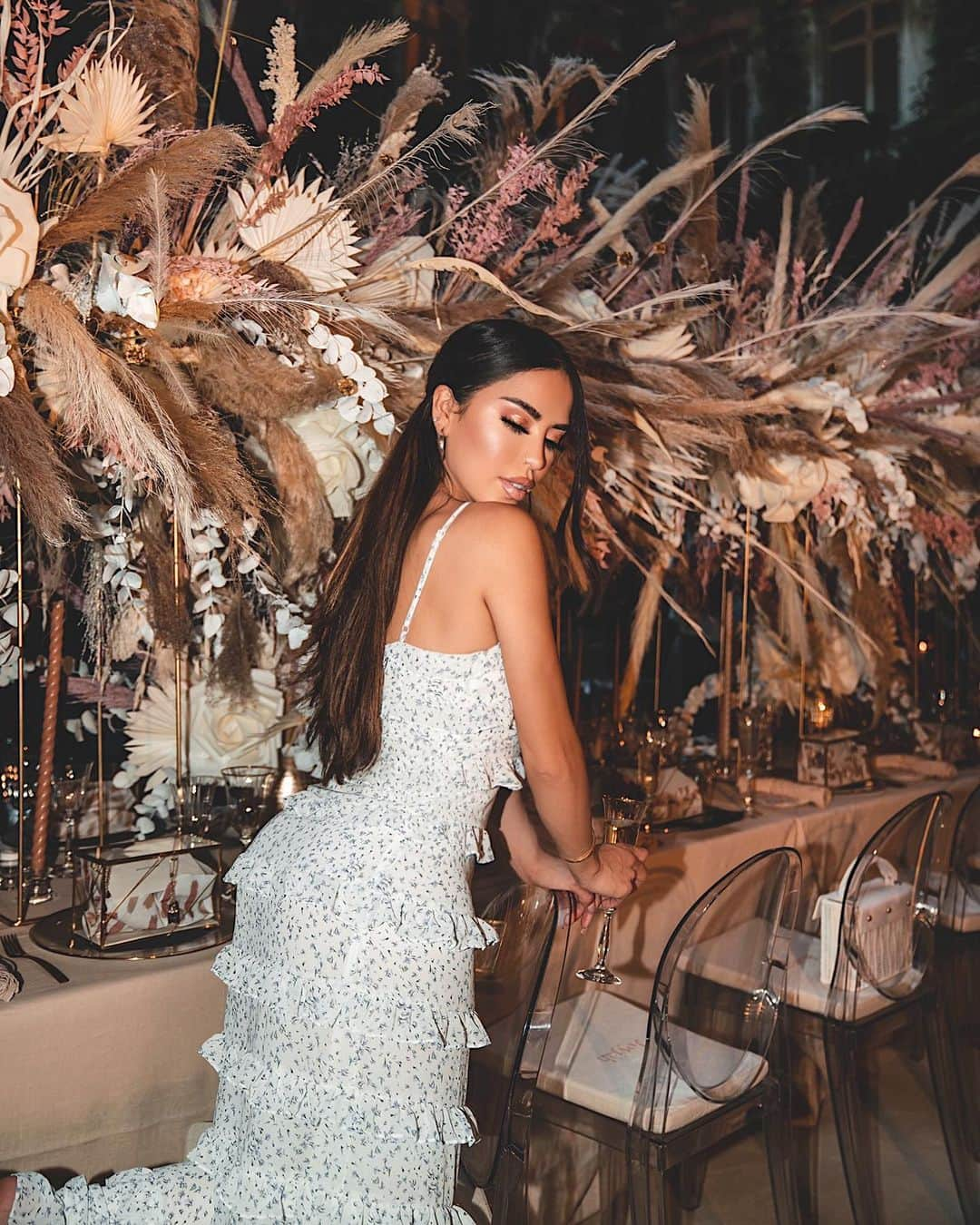 iluvsarahiiさんのインスタグラム写真 - (iluvsarahiiInstagram)「Photobombing the centerpieces because they clearly stole the show 👏🏼😍😱#iluvsarahii」9月8日 11時24分 - iluvsarahii