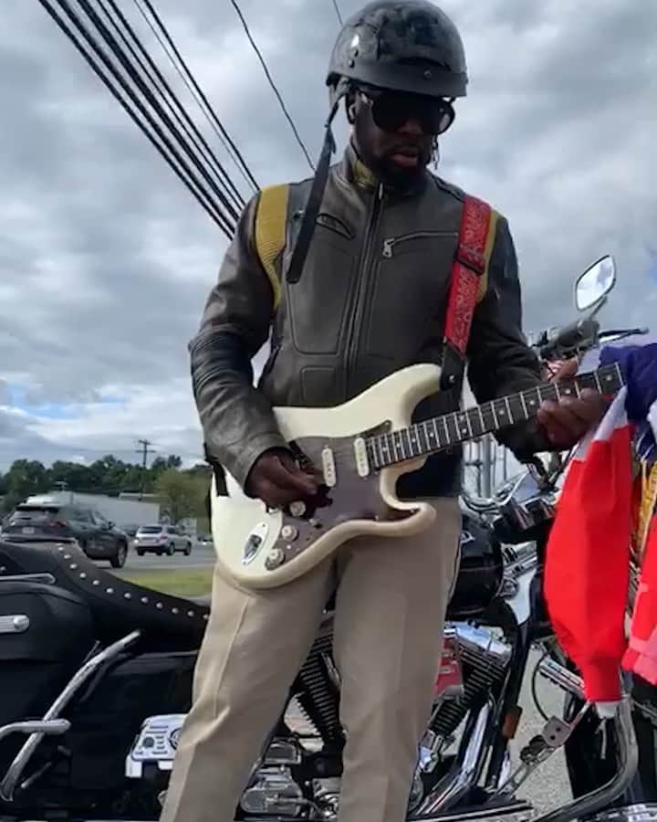 ワイクリフ・ジョンのインスタグラム：「@casanova_2x last time  i  saw u was in London and u already know” I’m so Haiti 🇭🇹 by way of Nigeria 🇳🇬 #hiphopguitarist  #sobrooklynchallenge  @eevisual. @jeremytorresmusic」