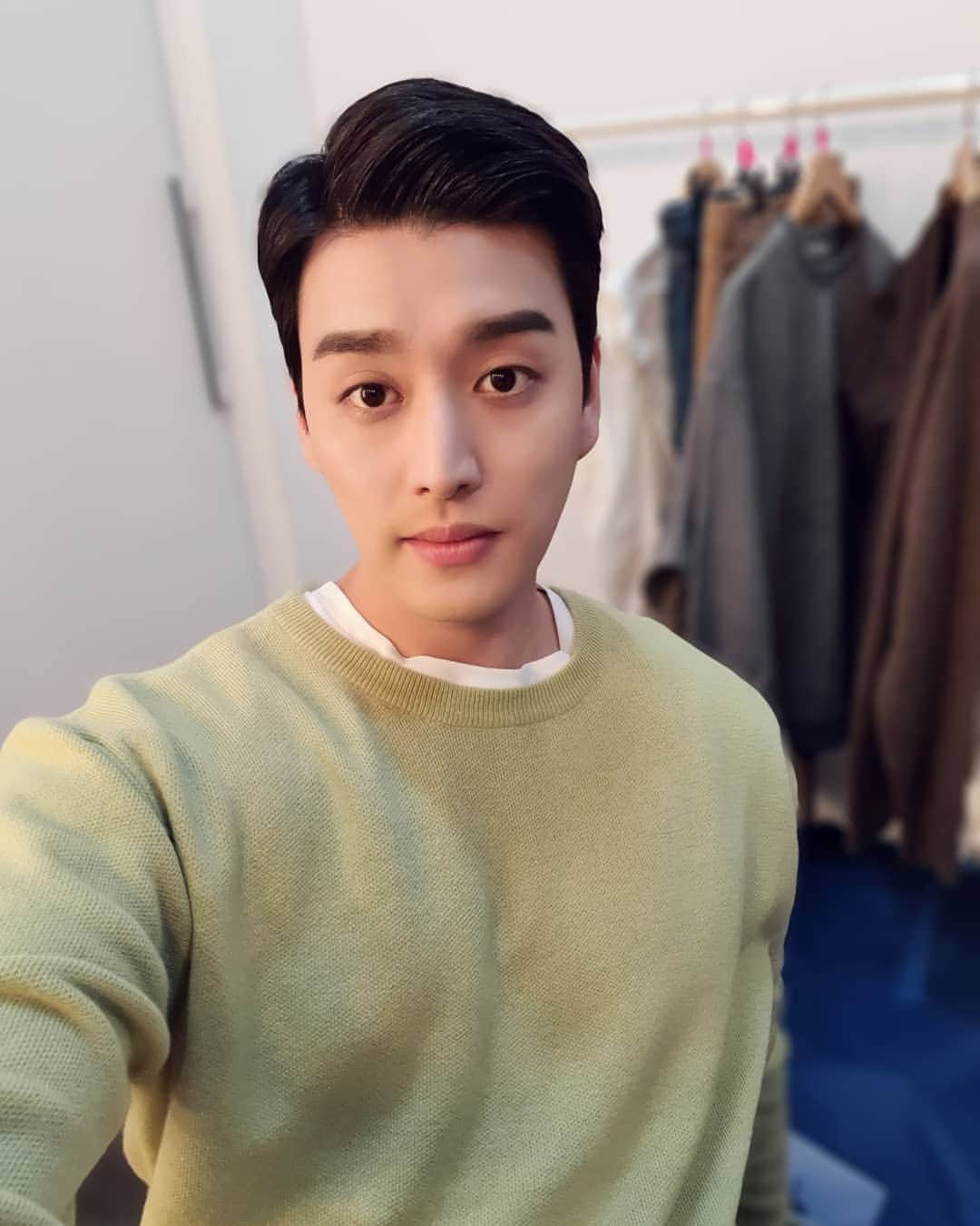 イライのインスタグラム：「Had a magazine photoshoot with @jiyeonsoo140605 the other day. I'm so blessed to be able to officially work side by side with my wife. Because she's been modelling for almost half her life I actually get to learn a lot from her. What a professional 😁 • 며칠전 아내 와함깨 잡지 촬영 하개 되었어요~^^ 드디어 아내랑 같이 일 할수있어서 정말 큰 복을 받은 것같아요. 모델일을 원악 오래해서 촬영하면서도 정말 많이 배우게 되내요^^ 프로페셔널 한 모습이 아름답다앙 ㅎㅎ 🤭 • •Clothes By: @iter_people • #Eli #Yeonsoo #KimFamily #Happy #Photoshoot #Friends #Family #iter #이터 #cashmere #clothing #여성조선 #잡지 #magazine #interview #blessed」