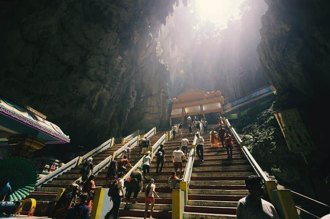 竹渕慶さんのインスタグラム写真 - (竹渕慶Instagram)「【Batu Caves】  マレーシアにいた間にスタッフさんが連れて行ってくれたバトゥー洞窟。 長い長いながーーい階段を上ると現れるこの洞窟は本当にRPGのダンジョンのような、お城のような、神々しいという言葉そのものな空間でした。 階段にも洞窟にもそこら中に猿さんがたくさんいてね🐒 赤ちゃん猿をお腹に抱っこしながらマンゴー（？）を食べるお母さん猿の姿にグッときました（スワイプで３枚目）  Btw I'm somewhere in the first pic. FIND ME!!! ————————————————— ちなみに１枚目のどこかに私が紛れ込んでいるのですがお気づきでしょうか…🤓 #batucaves #malaysia」9月8日 11時38分 - keibamboo