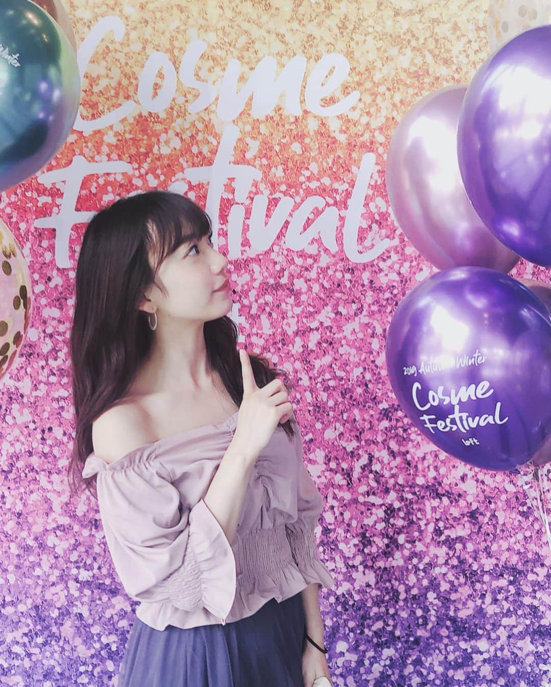 のインスタグラム：「ロフトのコスフェスに行ってきました💄﻿ ﻿ 可愛い秋の新作コスメが沢山あって﻿ ワクワクしたな〜！﻿ ﻿ お土産もいただいたんだけど、﻿ 普段自分じゃ試せない物がたくさんあったので﻿ 今から使うのが楽しみでふ❤︎❤︎﻿ ﻿ ﻿ #ロフトのコスフェス #ロフト展示会 #PR」