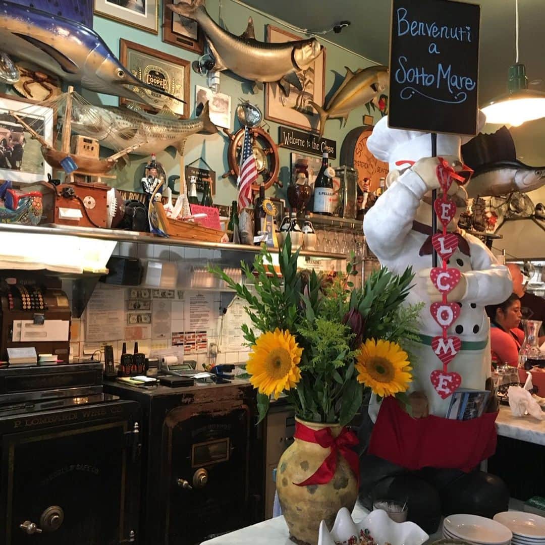 新田朝子さんのインスタグラム写真 - (新田朝子Instagram)「電車でSFへ。海が近いだけあって、サンフランシスコはシーフードが◎ . チャイナタウンを過ぎたところにイタリア料理店が立ち並ぶイタリア街のようなところに位置するお店、Sotto Mareでランチ🍴 . 客が途絶えない人気店だけに、シーフードドリアは2.5人前くらいあったけど、貝、エビ、たこ、貝柱がふんだんに入っていて美味しかった💕帆立のグリルも、ホタテの甘みが感じられて👍ただアメリカ価格、、ランチには高め。 . #サンフランシスコ #サンフランシスコグルメ #イタリアン #ランチ #シーフード #リゾット #グルメ好きな人と繋がりたい #旅行好きな人と繋がりたい #sottomare #italianfood #seafood #sanfrancisco #cuisine #foodlover #loveitaly #🇺🇸 #🇮🇹 #🐟 #🐚 #🍤」9月8日 11時35分 - asako.nitta
