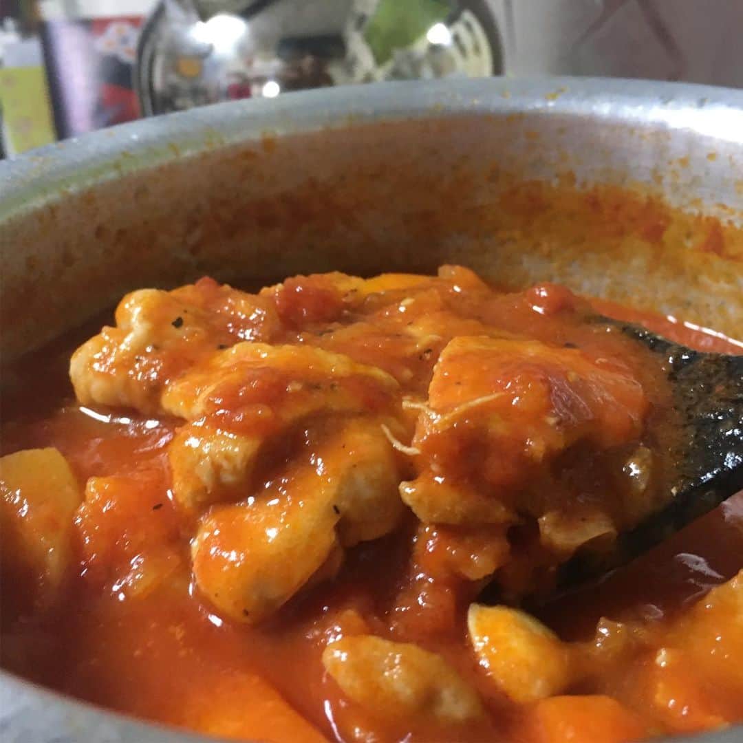 kwa MALOGOさんのインスタグラム写真 - (kwa MALOGOInstagram)「【ピラウ】 .  昨晩はご近所の方々と"ピラウ(スパイスの炊き込みご飯)"パーティーをしていました。 .  出来上がってから、 「カルダモン入れ忘れた..🤭」 と気付く。笑 でも美味しかったし、みんなでワイワイと時間を忘れる喋り倒すひと時は最高👍 .  今日はそんな後片付けも今終わりそのまま作業してるのでOPENしています♪ KARIBUNI SANA!! .  #スワヒリ料理  #ピラウ  #スパイス炊き込みご飯  #アフリカ料理  #アフリカ雑貨  #イロのある生活  #kwamalogo  #swahilicooking #africandishes #pilau #swahilifood」9月8日 11時36分 - kwamalogo