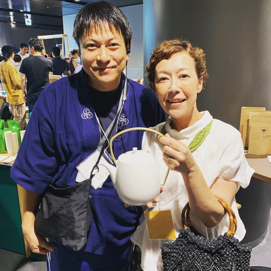 クリス智子さんのインスタグラム写真 - (クリス智子Instagram)「「ててて往来市」@渋谷ストリームに、行ってきました！ 手工業デザイナー 大治将典さん、率いる 「ててて」。 作り手、伝え手、使い手、を繋げる活動です。  90の出店、 あれこれ、気になるもの、次に繋がる出会い、楽しかったです👏  わたしは、事前に狙っていた、 すすむ屋茶店、大治さんデザインの、土瓶を連れて帰りました。 細い持ち手、実際に持って試してみようと思ったのですが、さすがにとても持ちやすくて、感激！  箱根寄木細工、露木さんにも、久しぶりにお会いできるうれしかった！  今日、日曜まで、渋谷ストリームにて！ #ててて往来市2019  #大治将典」9月8日 11時45分 - chris_tomoko