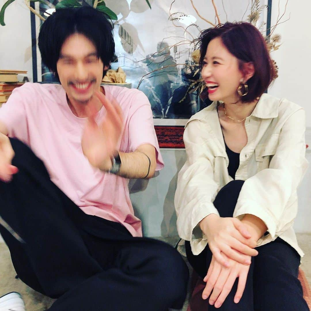 ゆきりぬさんのインスタグラム写真 - (ゆきりぬInstagram)「この間美容院に行ってきたよー 美容師さんが面白過ぎて笑っぱなし！ 最後の決めポーズなんなん。 楽しかったからまた行こうっと。 So.(@so.hair_ )ってとこだよ〜〜 前髪あげたセットしてもらた。  #美容院 #かきあげショート #ショート」9月8日 11時50分 - yukirin_u