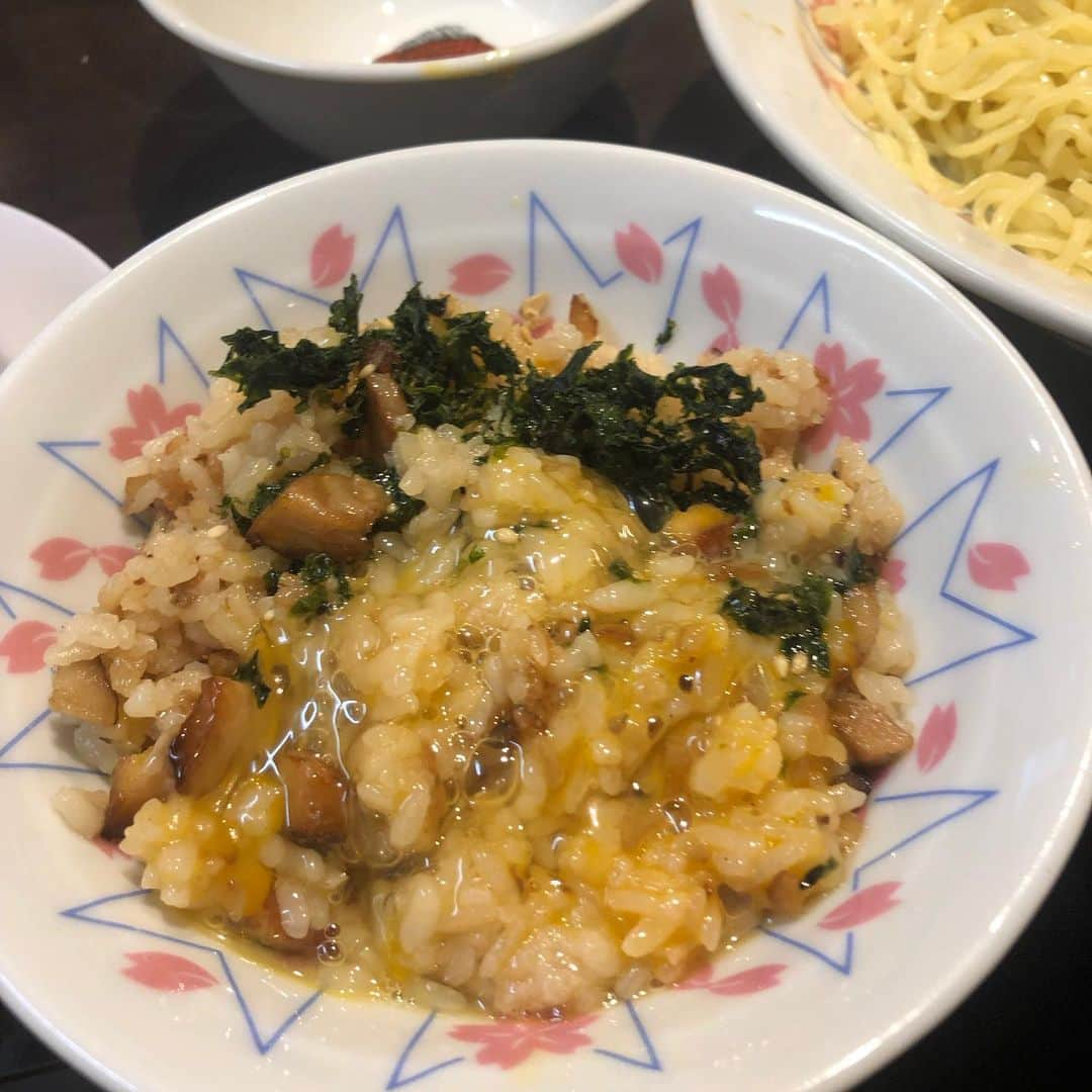 永井花奈さんのインスタグラム写真 - (永井花奈Instagram)「何ヶ月ぶりだろ🤔❤ 今日は辛味つけ麺👍🏻 ブタメシの卵かけご飯 つけそばは他の店で無い味だと思うから美味しい美味しくない別として食べて欲しい🤤w 辛くないのもあるよん #つけ麺 #ラーメン #豚骨醤油 #ランチ #東京 #大井町  #食べる事が好きな人と繋がりたい」9月8日 12時06分 - kana._.0616