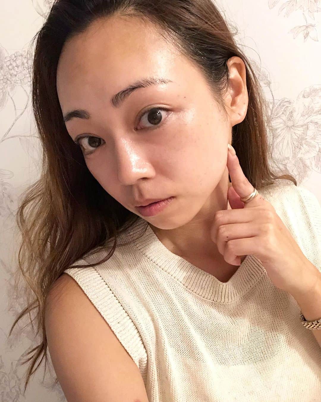 石田美奈子さんのインスタグラム写真 - (石田美奈子Instagram)「𝔹𝕖𝕒𝕦𝕥𝕪 𝕤𝕒𝕝𝕠𝕟. . #エステ に行ってきました☺︎✨ 久々のエステ💆‍♀️ 自宅での#肌ケア は日々努力しているつもりですが、フェイスラインと肌の乾燥が気になりすぎて駆け込み。 . 今回は#水玉リフティング を受けたくて、#広尾 の#salonvary へ♡ 水玉リフティングは日本ではまだ置いてあるサロンが少なくてあまり馴染みがないと思いますが、韓国やヨーロッパでは既に大人気のマシンなんです✨ フェイスラインがシュッと上がって、#小顔 効果◎ エステに行ってから全然体重が減ったわけではないのに、いろんな人に「痩せた？」と言われるくらいの変化😍😍😍 #ハイパーナイフ と組み合わせて施術していただきました(⑅ˊᵕˋ⑅) #リフトアップ の効果だけだはなくて、肌の水分量が格段に上がる‼︎ トーンも上がって、ぷるぷるになりますよ💜 (施術中の動画、施術後の加工無しの肌の感じも載せたので見てみてください。) これは通い続けようと思いました(*^^*)本当におすすめ！！ . salon varyにはお得な水玉リフティング体験コースもあるので、気になった方は是非♡ @salonvary_official . やっぱりプロの手を借りると全然違うんですよね〜！ そろそろ自分の努力だけでは間に合わない年齢になってきているので、時々プロの力と技術を借りてケアしていかなきゃと再確認( ´∀｀) . 💆🏻‍♀️ → #minako_beauty . #アラサー美容 #esthetics #skincare #bodycare #beautycare #エステサロン #サロンヴェアリー #美容 #肌ケア #スキンケア #エイジングケア #美容好き #美容好きな人と繋がりたい」9月8日 12時11分 - mminakooo