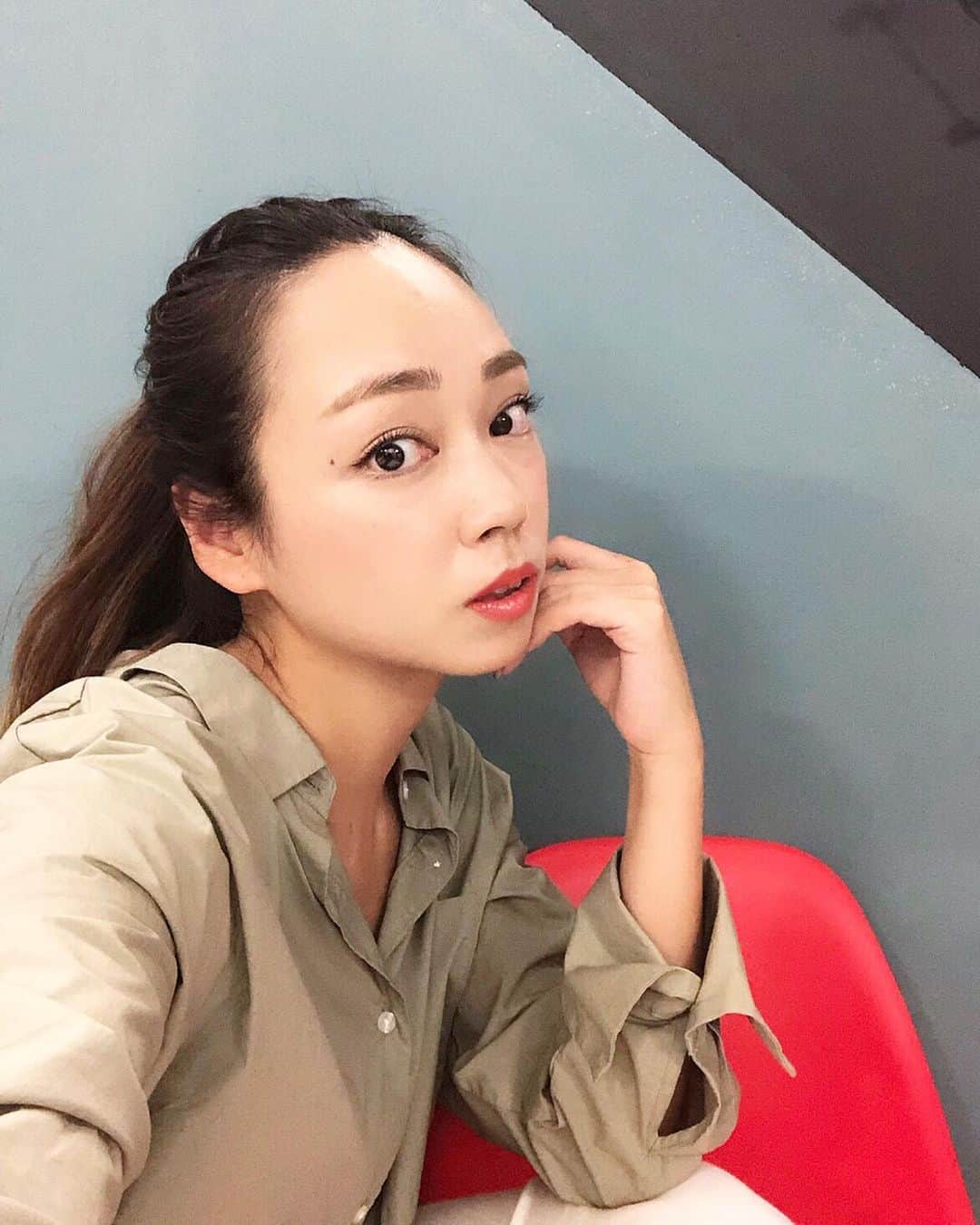 石田美奈子のインスタグラム：「𝔹𝕖𝕒𝕦𝕥𝕪 𝕤𝕒𝕝𝕠𝕟. . #エステ に行ってきました☺︎✨ 久々のエステ💆‍♀️ 自宅での#肌ケア は日々努力しているつもりですが、フェイスラインと肌の乾燥が気になりすぎて駆け込み。 . 今回は#水玉リフティング を受けたくて、#広尾 の#salonvary へ♡ 水玉リフティングは日本ではまだ置いてあるサロンが少なくてあまり馴染みがないと思いますが、韓国やヨーロッパでは既に大人気のマシンなんです✨ フェイスラインがシュッと上がって、#小顔 効果◎ エステに行ってから全然体重が減ったわけではないのに、いろんな人に「痩せた？」と言われるくらいの変化😍😍😍 #ハイパーナイフ と組み合わせて施術していただきました(⑅ˊᵕˋ⑅) #リフトアップ の効果だけだはなくて、肌の水分量が格段に上がる‼︎ トーンも上がって、ぷるぷるになりますよ💜 (施術中の動画、施術後の加工無しの肌の感じも載せたので見てみてください。) これは通い続けようと思いました(*^^*)本当におすすめ！！ . salon varyにはお得な水玉リフティング体験コースもあるので、気になった方は是非♡ @salonvary_official . やっぱりプロの手を借りると全然違うんですよね〜！ そろそろ自分の努力だけでは間に合わない年齢になってきているので、時々プロの力と技術を借りてケアしていかなきゃと再確認( ´∀｀) . 💆🏻‍♀️ → #minako_beauty . #アラサー美容 #esthetics #skincare #bodycare #beautycare #エステサロン #サロンヴェアリー #美容 #肌ケア #スキンケア #エイジングケア #美容好き #美容好きな人と繋がりたい」