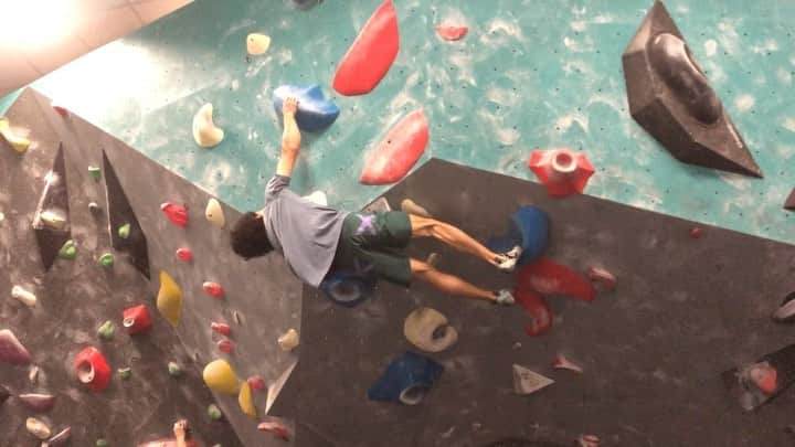 ハキム・カスバンのインスタグラム：「⁣ Win some, learn some.⁣ ⁣ Yesterday definitely wasn’t the best competition day for me, made too many mistakes which cost me time and energy and I was eventually gassed at the end.⁣ ⁣ Maybe doing this route during warm up wasn’t the best idea... But hey doing it first go of the day makes me feel pretty good about my climbing in general.⁣ ⁣ @heavy.japan⁣ 📹: @berizified⁣ ⁣ #heavyjapan #tokyopowder #climbing #bouldering #climbinglife #streetwear」
