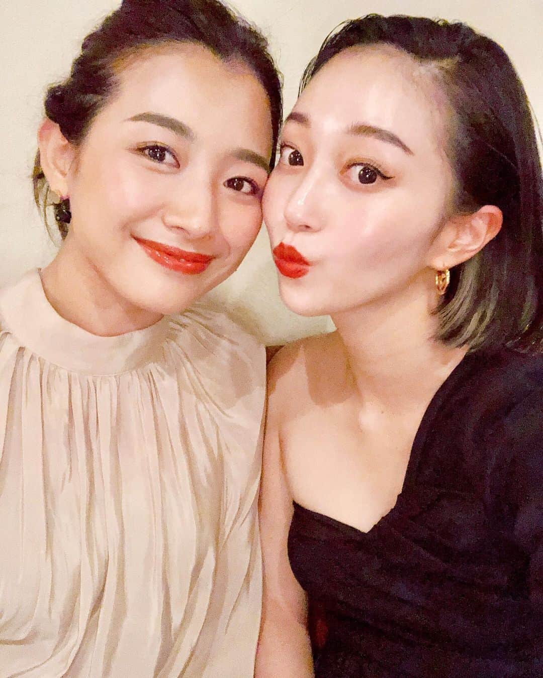 のインスタグラム：「最低週1は必ず会ってるかわいい妹♥️笑 お誕生日のお祝い喜んでもらえて良かった♥️ また一緒に旅行いこうね〜🇮🇹 ステキな1年を❤︎ #LOVE #happybirthday#HBD#bff #お誕生日#27ちゃい」