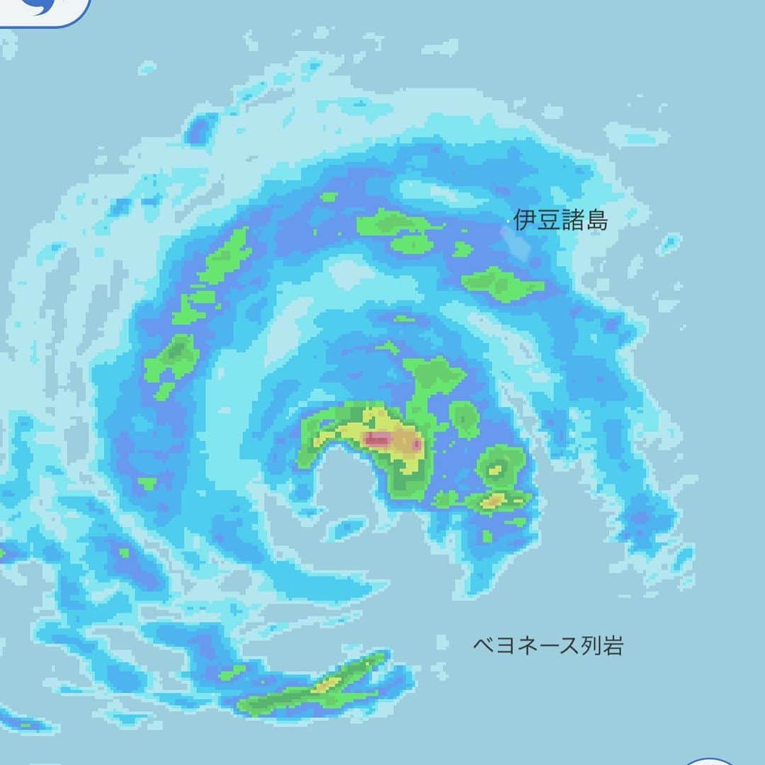 安倍吉俊のインスタグラム：「お手本みたいな形の台風がすぐそこまできている」