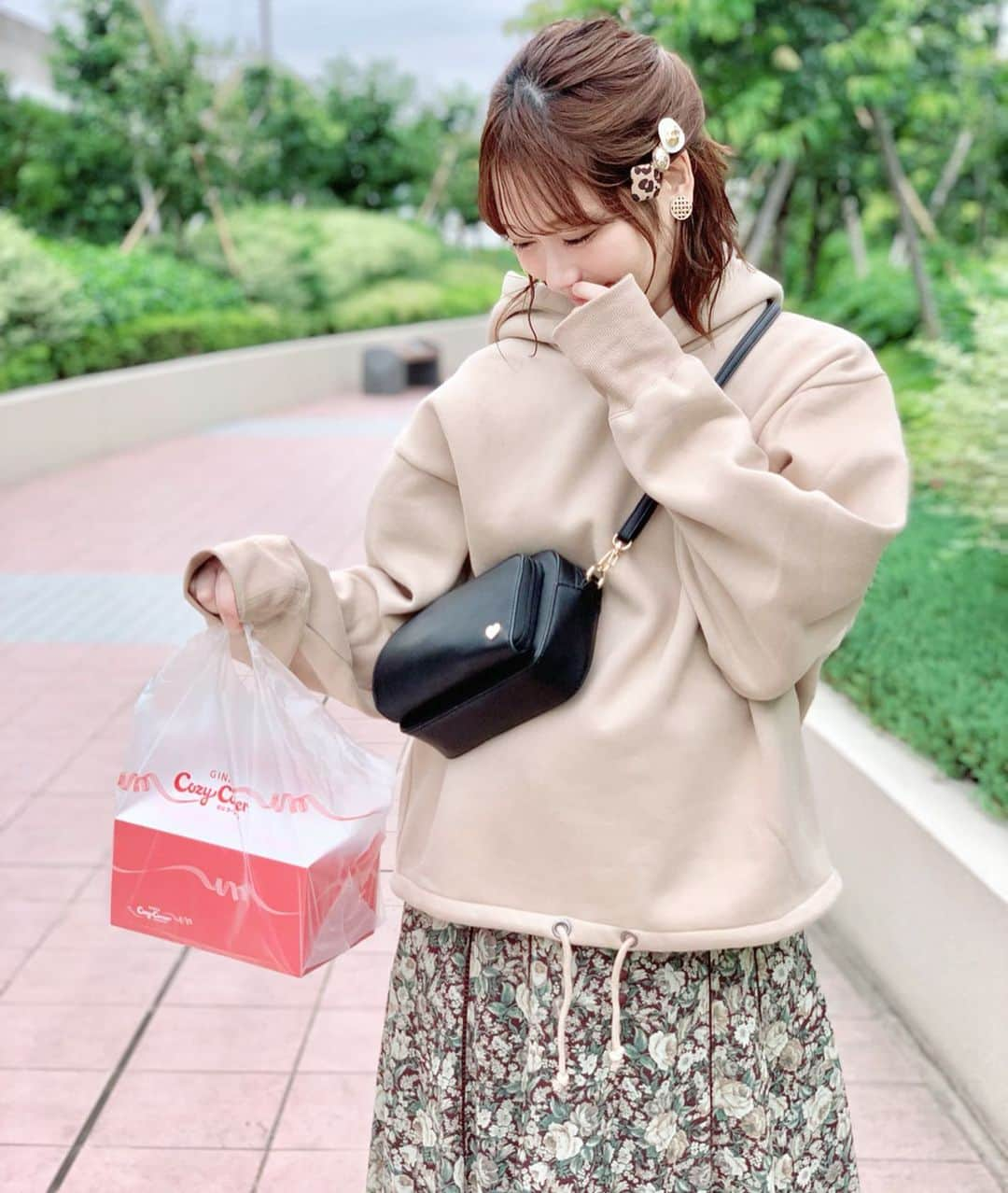 佐藤瀬奈さんのインスタグラム写真 - (佐藤瀬奈Instagram)「なんだか朝起きた瞬間から無性にケーキが食べたくなったので朝イチで買いに行ってるんるん🤤❤️❤️ (リップ塗り忘れて血色ゼロなので隠してる。笑)⠀ ⠀ お洋服は @titivatejp の#裾ドローストリング裏起毛パーカー ♡ こういうオーバーサイズのパーカー探してたんだ〜🥺💕 中がふわふわで気持ち良い🥰⠀ ⠀ 今日は急にお天気が崩れるみたいだから外に出てる方は気をつけてね🥺 ・ ・ ・ #せぷコーデ#コーデ#titivate#ティティベイト#titivatestyle#秋コーデ#プチプラコーデ#マタニティコーデ」9月8日 12時51分 - senapuu