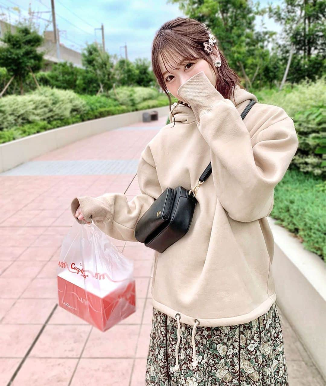 佐藤瀬奈さんのインスタグラム写真 - (佐藤瀬奈Instagram)「なんだか朝起きた瞬間から無性にケーキが食べたくなったので朝イチで買いに行ってるんるん🤤❤️❤️ (リップ塗り忘れて血色ゼロなので隠してる。笑)⠀ ⠀ お洋服は @titivatejp の#裾ドローストリング裏起毛パーカー ♡ こういうオーバーサイズのパーカー探してたんだ〜🥺💕 中がふわふわで気持ち良い🥰⠀ ⠀ 今日は急にお天気が崩れるみたいだから外に出てる方は気をつけてね🥺 ・ ・ ・ #せぷコーデ#コーデ#titivate#ティティベイト#titivatestyle#秋コーデ#プチプラコーデ#マタニティコーデ」9月8日 12時51分 - senapuu