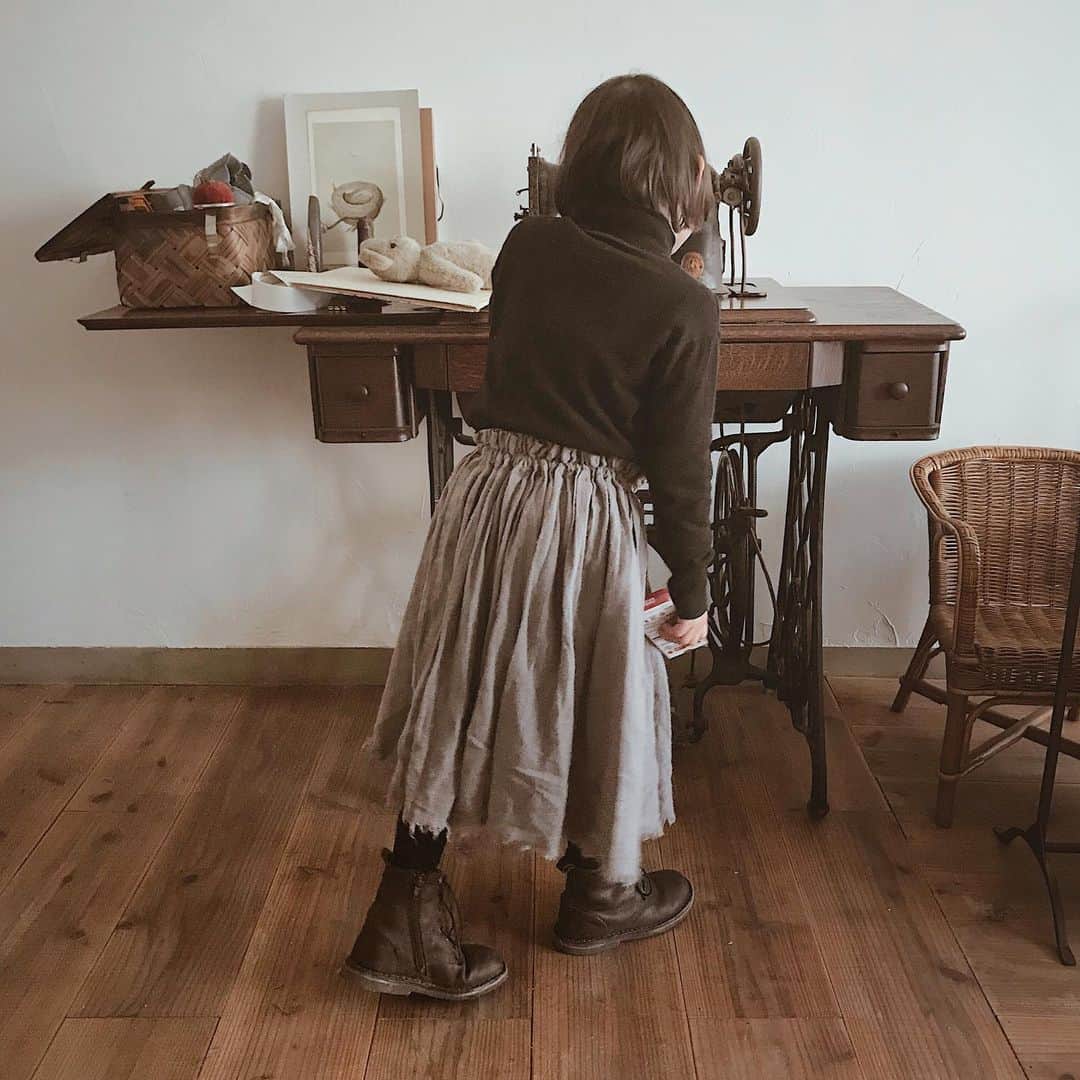Yuiのインスタグラム：「. 展示でのサイズについてのご質問を いくつか頂いていますので お知らせさせていただきます。 . S,M,Lの三段階表記で Sが約90-100 Mが約100-110 Lが約110-120です。 (最新の展開ですので過去の作品とは サイズ感がことなることがあります) . ゆとりのある設計ですのでデザインによっては その前後のサイズのお子さまでも 問題なく着ていただけたりします。 . 受注については130くらいまで 対応させて頂けたらと思いますので 当日お気軽にご相談ください☺︎ . . 制作に追われバタバタで 頂いているご質問のお返事が 間に合っておらず申し訳ありません💦 金額のご質問も相場はお伝えできますが まだ算出できてませんので細かいことは 当日にご確認頂けますと幸いです🙇‍♀️ . #手に持っているのはアポロ #拡大しないでください」