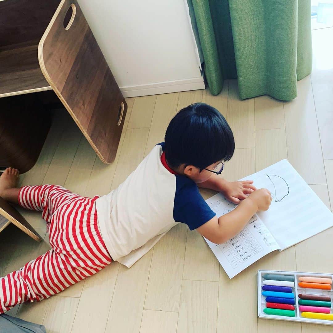 宮崎謙介さんのインスタグラム写真 - (宮崎謙介Instagram)「子供用の勉強机があるのに、床がお好みのようで、、、」9月8日 12時54分 - miyazakikensuke1031