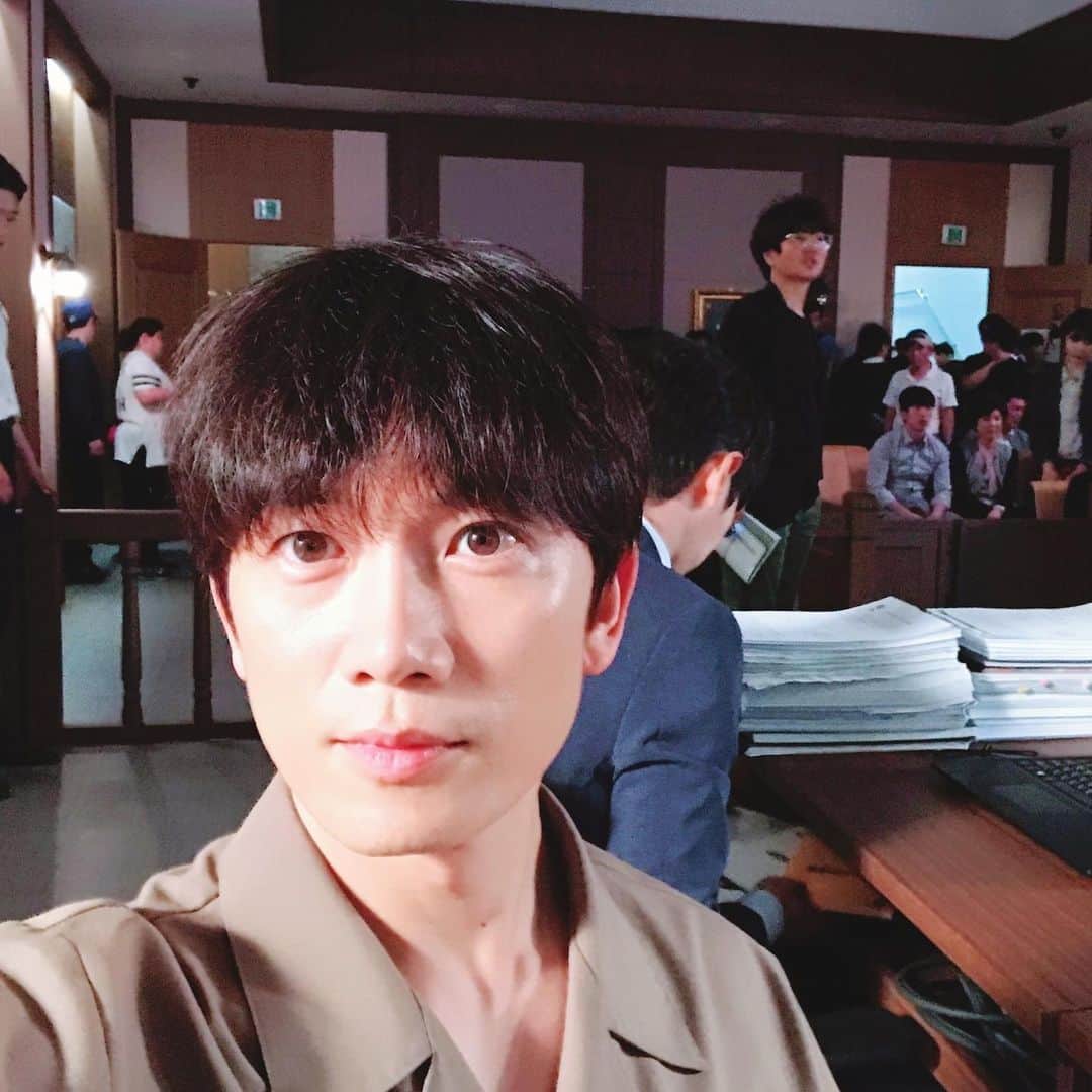 チソンのインスタグラム：「#의사요한 #조수원감독님 #지성 저의 얼굴 뒤에 안경쓰시고 일어서 계신 분이 우리 감독님!! ^^고생 많으셨습니다. 사랑해요.❤️ 2019. 9. 7」
