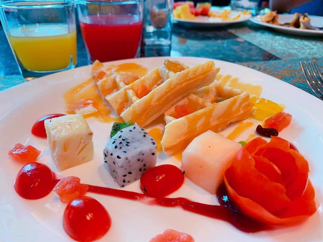瀬古沢祐希のインスタグラム：「ダイエットはちょっと休憩 #diet #🌹 #🍅 #🍉」
