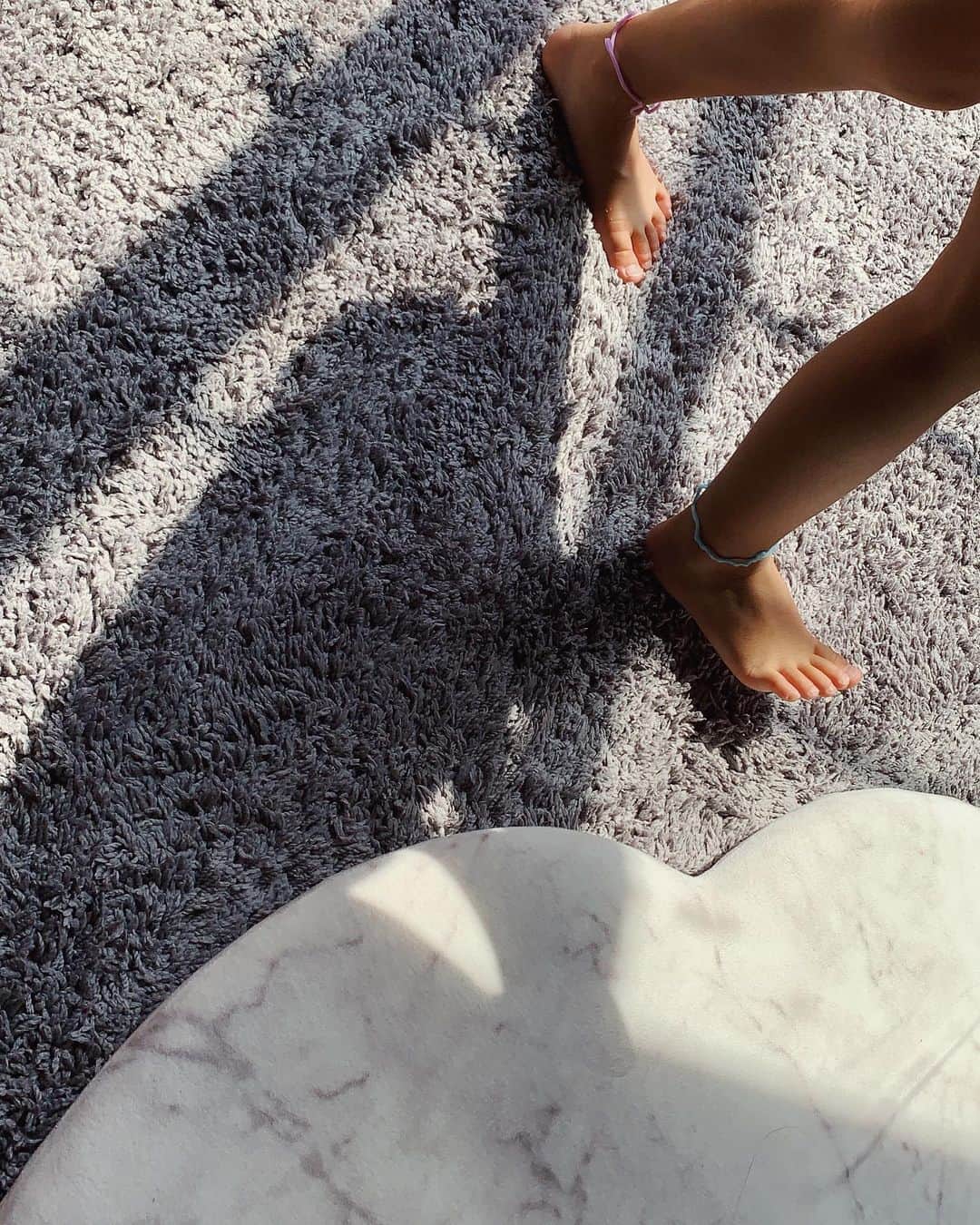 のインスタグラム：「日曜の午後🌞 . 朝ゴハンゆーっくり食べて、洗濯や掃除しながら🧹坊とふざけ合ったり、🍙と遊んだり♡ . そして🍙と坊が遊んでるのを見たりゴハン作ったり...🌿 . 何でも無い日だけど、幸せ感じる日♡ #心の余裕日。笑 . いつも週末1人だから何しよ〜予定入れなーって慌ただしくしがちだけど、何も無くのんびりなのも良いね♫ . . そして今からは坊と映画観よっと🎬♡ . #のんびり日曜 #🌿 #幸せ感じてる合間に風邪治ってな」