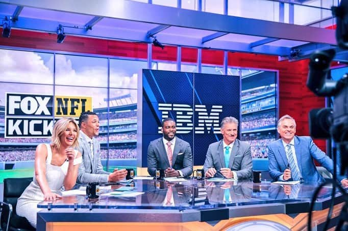 マイケル・ヴィックさんのインスタグラム写真 - (マイケル・ヴィックInstagram)「Excited to be back with my @NFLonFOX family @Charissajthompson  @TonyGonzalez88, Colin Cowherd & Coach Wannstedt for a new #NFL season. Tune in to the FOX NFL Kickoff Show Sundays at 11A EST/8A PST starting tomorrow. #NFL100」9月8日 13時32分 - mikevick