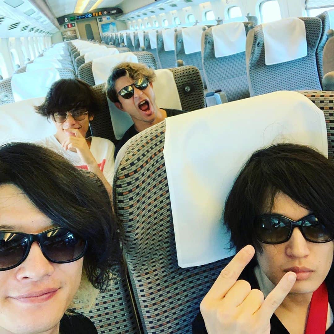 磯部寛之のインスタグラム：「Thank you TREASURE05X it was such a great time. Just like the name of the festival. We’ll be back! Now heading for BERRYTEN festival. Hiro トレジャー楽しかったです。フェスの名の通りの時間をありがとうございました。また戻ってきます。そしてこれから皆んなでベリテン向かう。ひろ #alexandros #treasure05x #aichi #愛知 #thanks #また #会いましょう #これから #ベリテン #洋平 #今朝 #寝坊 #新幹線 #超 #ギリギリ #おつかれさま」