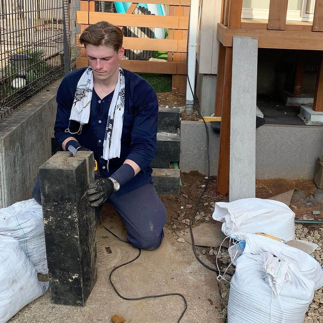 村雨辰剛さんのインスタグラム写真 - (村雨辰剛Instagram)「簡単な階段を作る。土を掘ると配管や升やコンクリートが出てくるから中々思い通りに決まりません。枕木を切って据える。#リアルテトリス」9月8日 13時42分 - tatsumasa.murasame