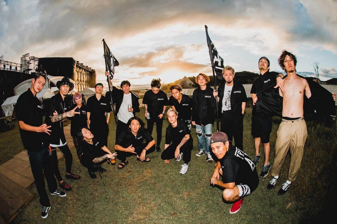 のインスタグラム：「TRIPLE AXE TAKOVER '19 . 昨日のTREASURE05Xで今年のTRIPLE AXEは終了！ . 3バンド共謀の本気の遊び。 会場にいた人はヤバさを体感してくれたはず。 . この形で出演を快諾してくれた5つのフェスに心から感謝です。 . TRIPLE AXE 次はどんな形でみんなの前に現れるかお楽しみに🔥 . #tripleaxe #TAT #heysmith #coldrain #SiM Photo by @yamada_mphoto」
