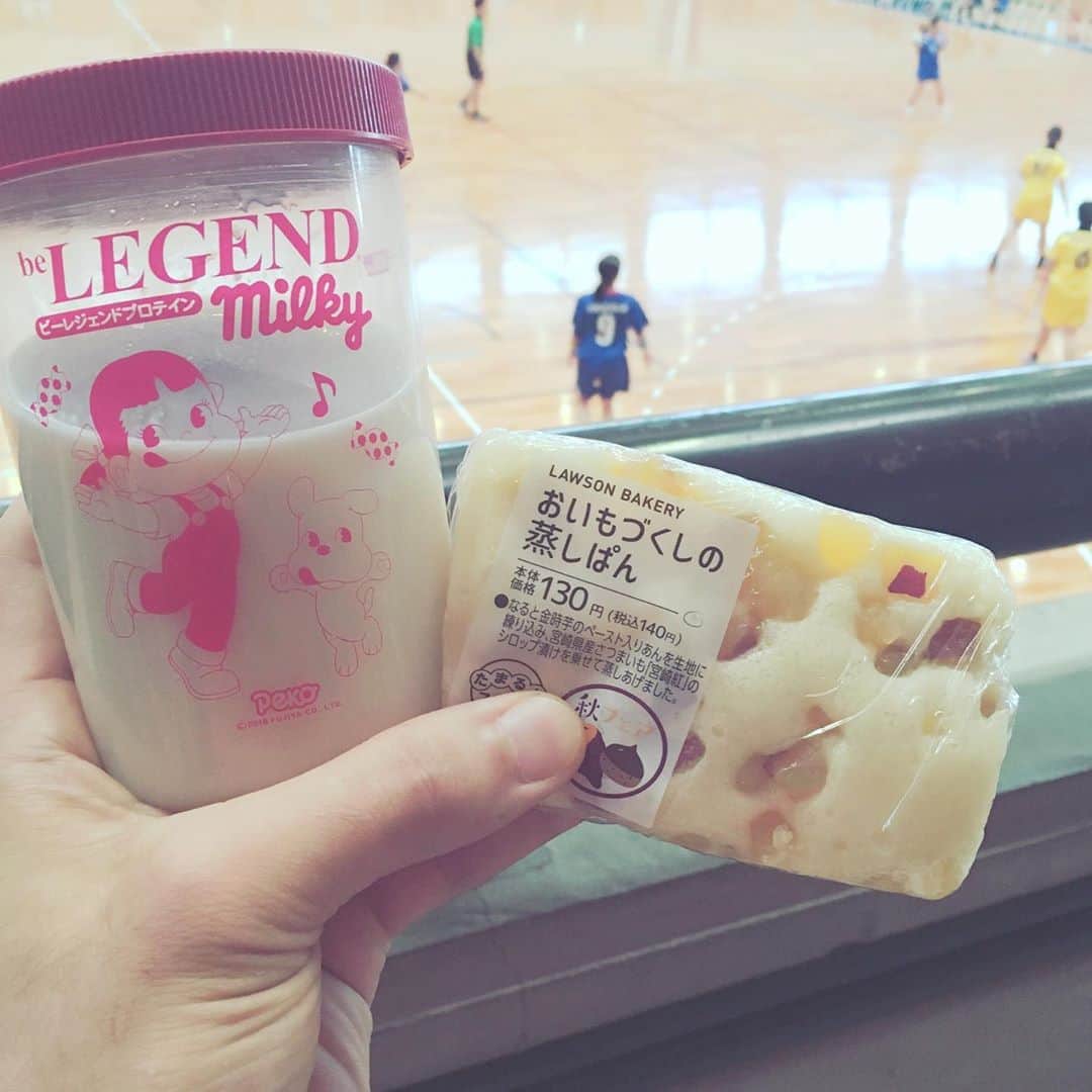 銘苅淳のインスタグラム：「好きなものに囲まれての日曜日の午後。  芋栗かぼちゃが美味しい季節になりますね。 OLより芋栗かぼちゃが好きです（笑） #ビーレジェンド #プロテイン #ミルキー風味 #蒸しパン #脂質少なめ #美味しいナイス」