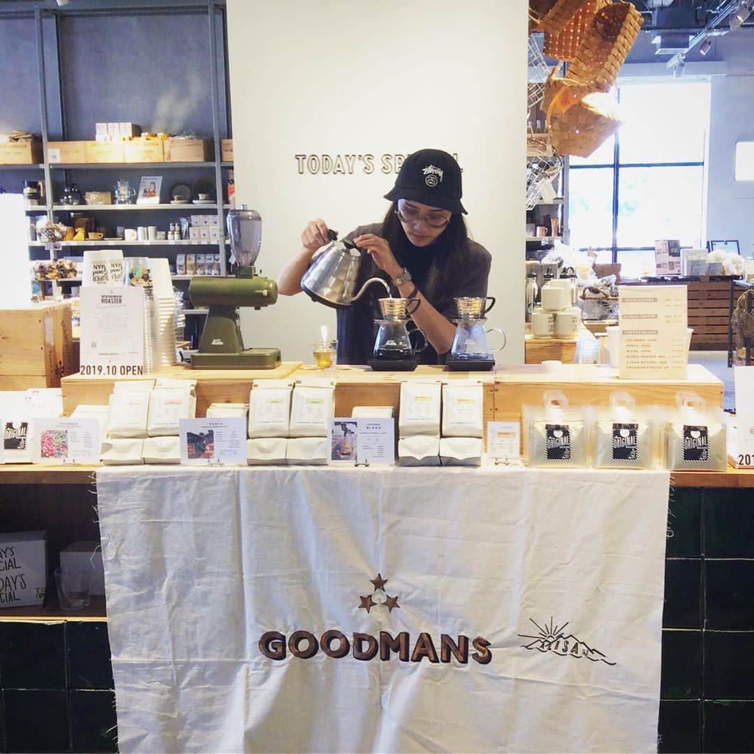 のインスタグラム：「＜MARKET-Kyoto＞ 本日京都店では、台湾 台北にから"GOODMAN ROASTERさん" ( @goodmanroaster )にお越しいただいております！ . 日本ではなかなか味わうことができない、貴重な台湾産阿里山コーヒーはwashedとnaturalをご用意。 精製方法によって、味も違うのでお好みの味を見つけてくださいね。 . GOODMAN ROASTERさんのライトローストのコーヒーは、すっきりと飲みやすく、和菓子との相性も抜群です！ 是非お楽しみくださいませ。 . #todaysspecial #トゥデイズスペシャル #kyotobal #京都BAL #goodmanroaster #コーヒー #coffee」
