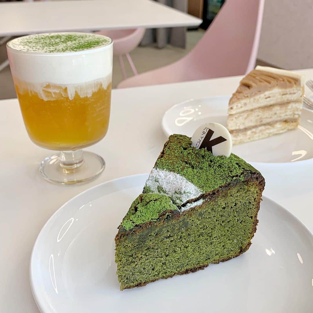 Eat With Steph & Coのインスタグラム：「NEW BRANCH ALERT❗️❗️ @kovapatisserie has arrived in South Kensington - an amazing array of cakes and Mille crepes!! And even fruit teas and bubble teas now! Yuuuum - loved my jasmine cheezo 🧀🤤🤤🤤🤤📷: @mchan4b」